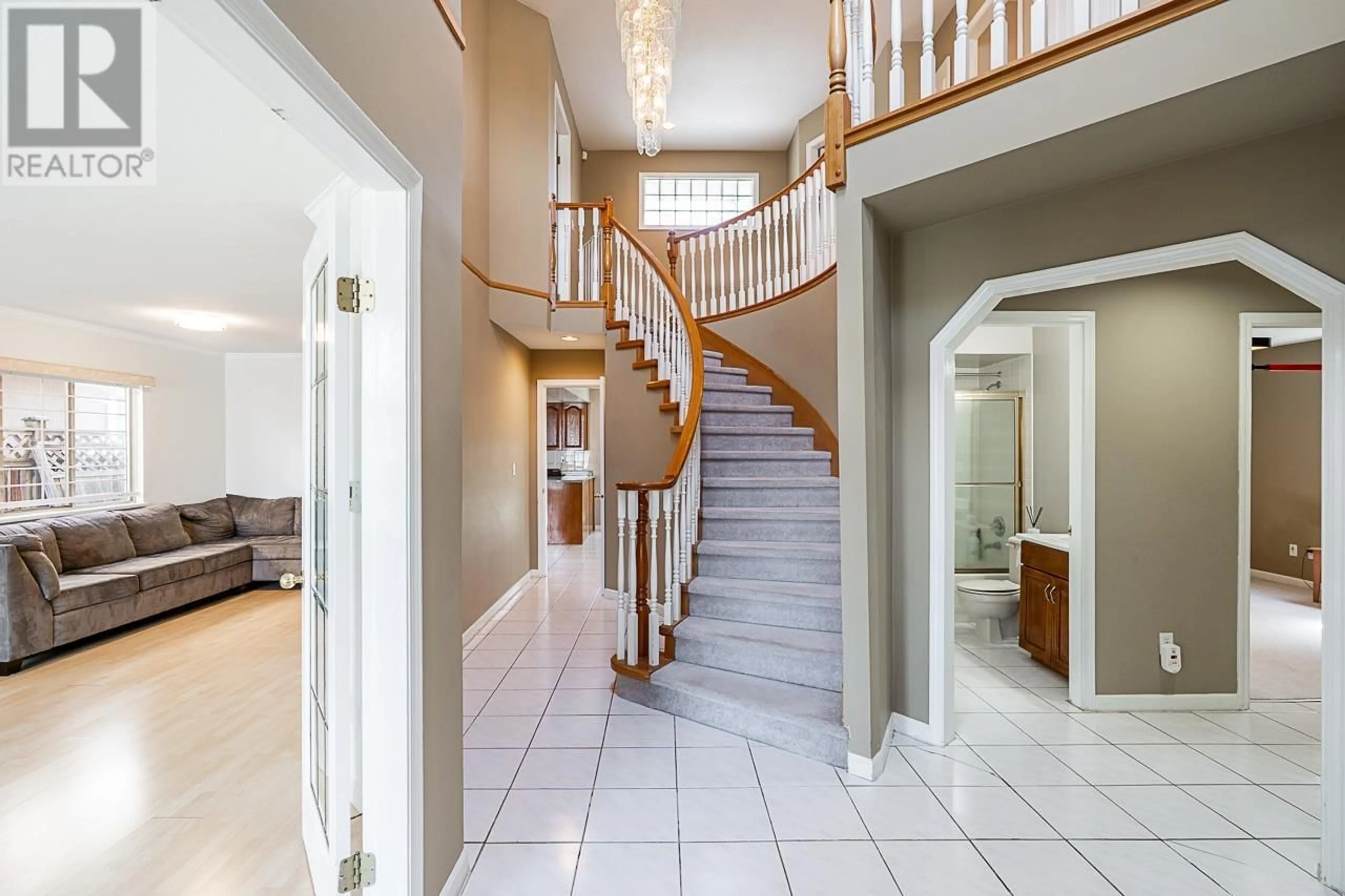 Indoor foyer for 10288 HALL AVENUE, Richmond British Columbia V6X3T9