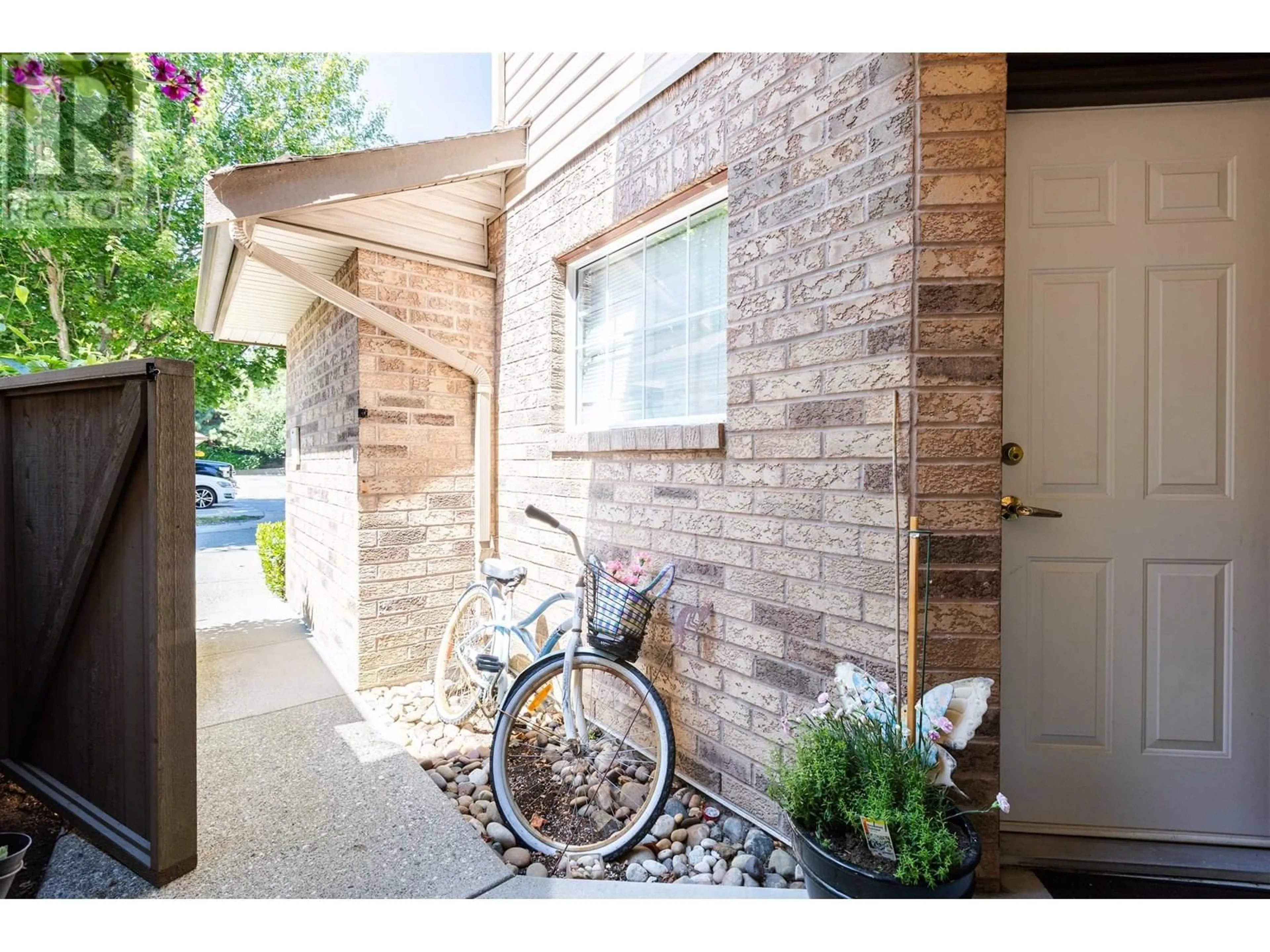 Indoor entryway for 2 - 4749 54A STREET, Ladner British Columbia V4K2Z9
