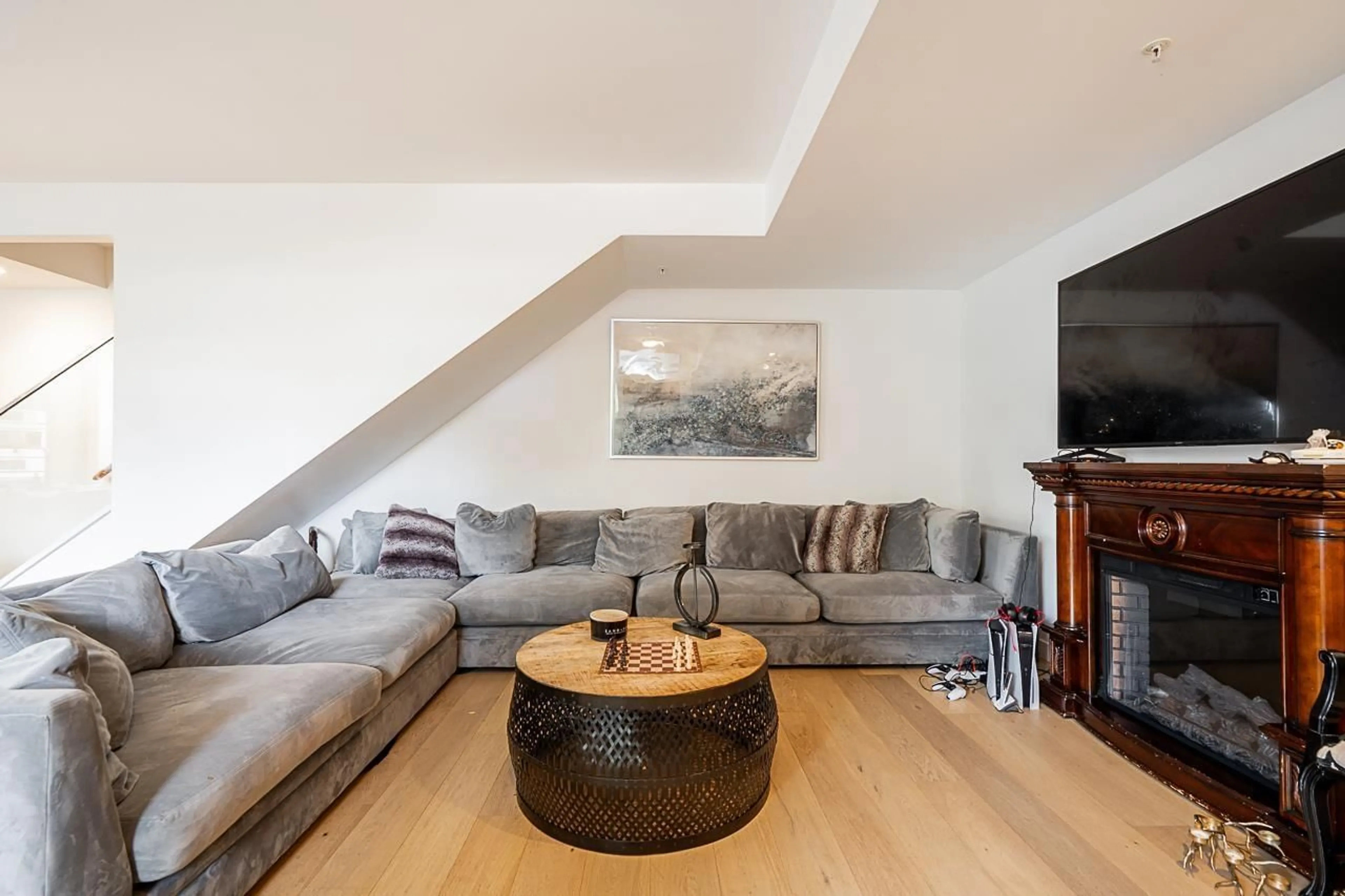Living room with furniture, wood/laminate floor for TH1 - 1439 GEORGE, White Rock British Columbia V4B0B9