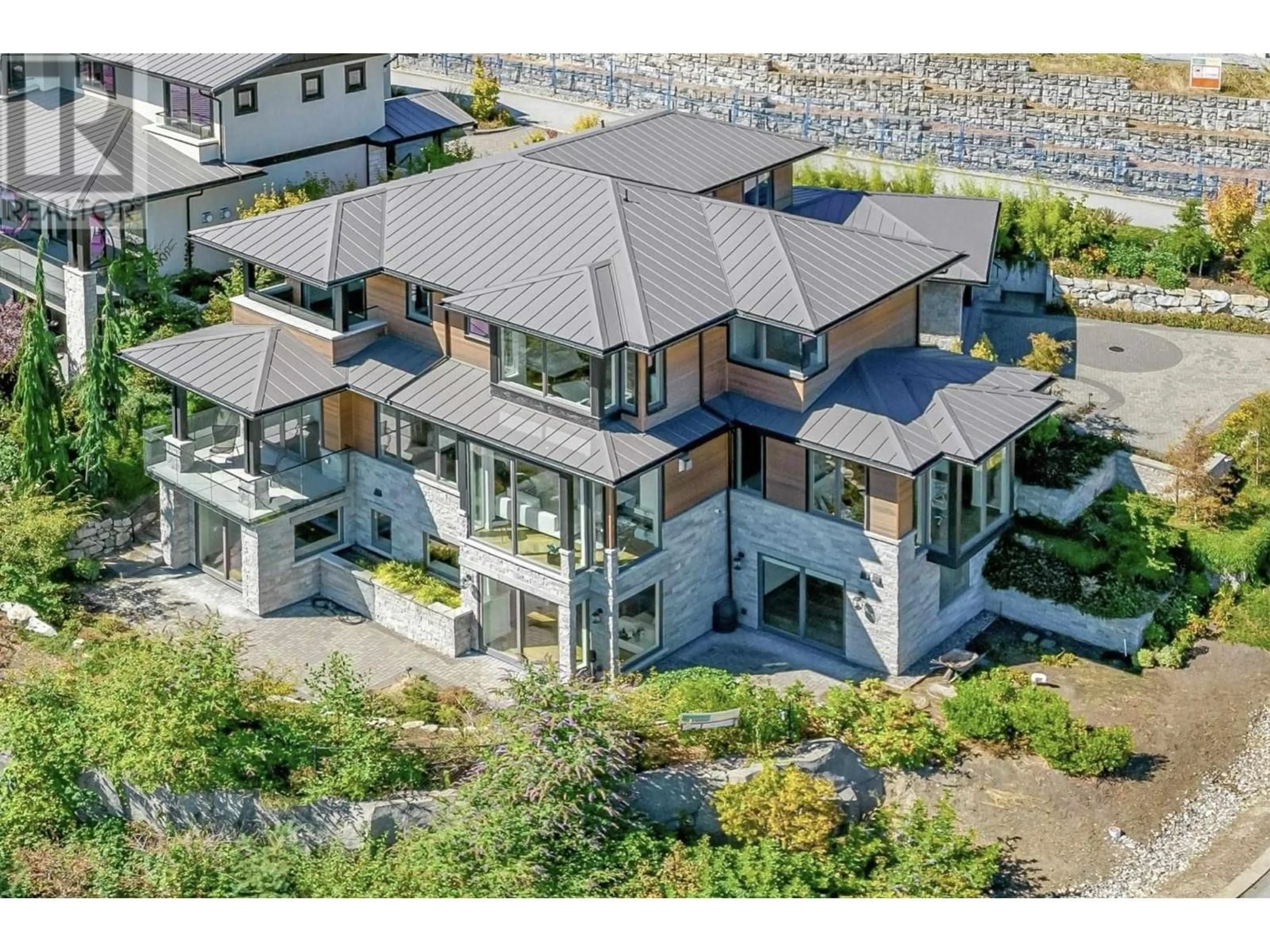 A pic from outside/outdoor area/front of a property/back of a property/a pic from drone, street for 2121 UNION COURT, West Vancouver British Columbia V7S0B1