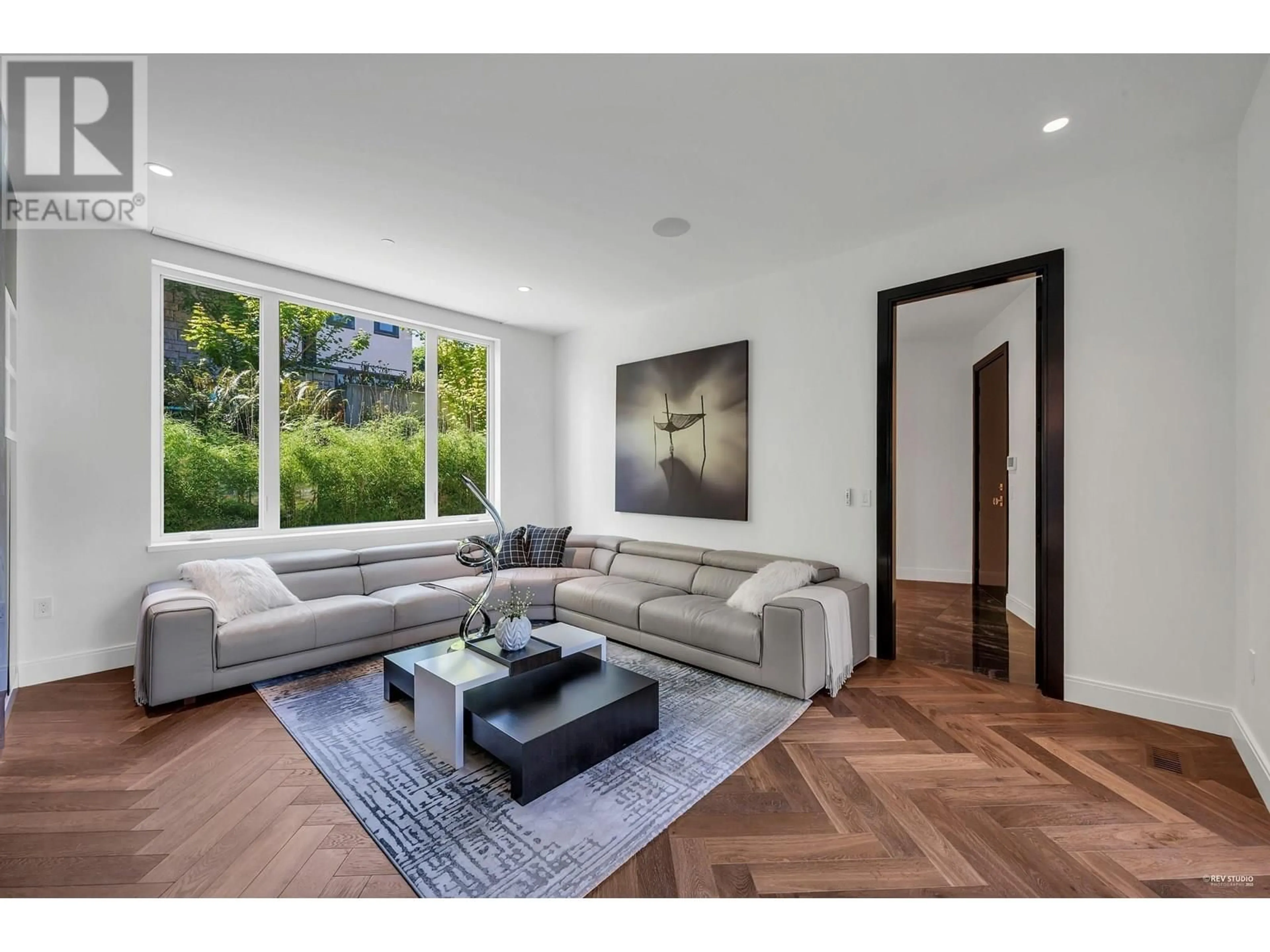 Living room with furniture, unknown for 2121 UNION COURT, West Vancouver British Columbia V7S0B1