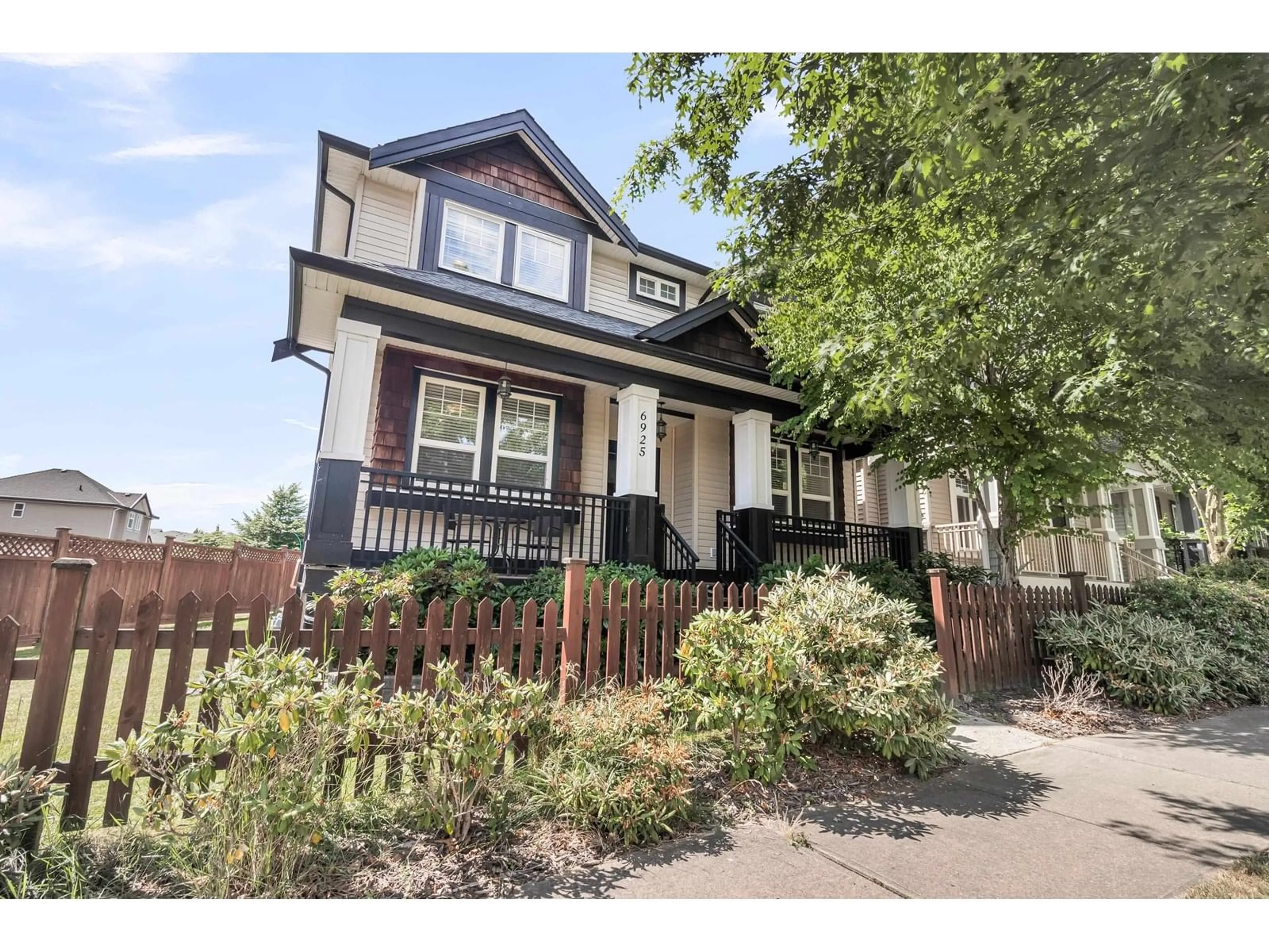 Home with vinyl exterior material, street for 6925 196, Surrey British Columbia V4N5Z1
