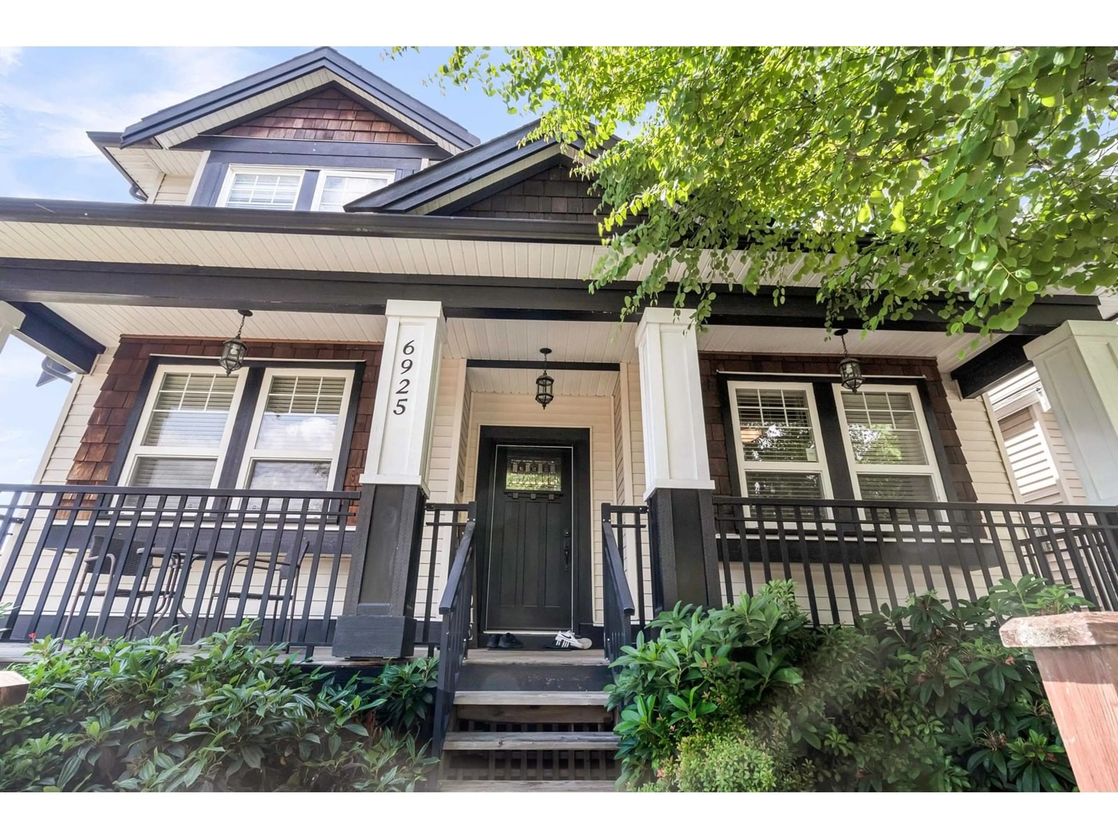 Home with vinyl exterior material, street for 6925 196, Surrey British Columbia V4N5Z1
