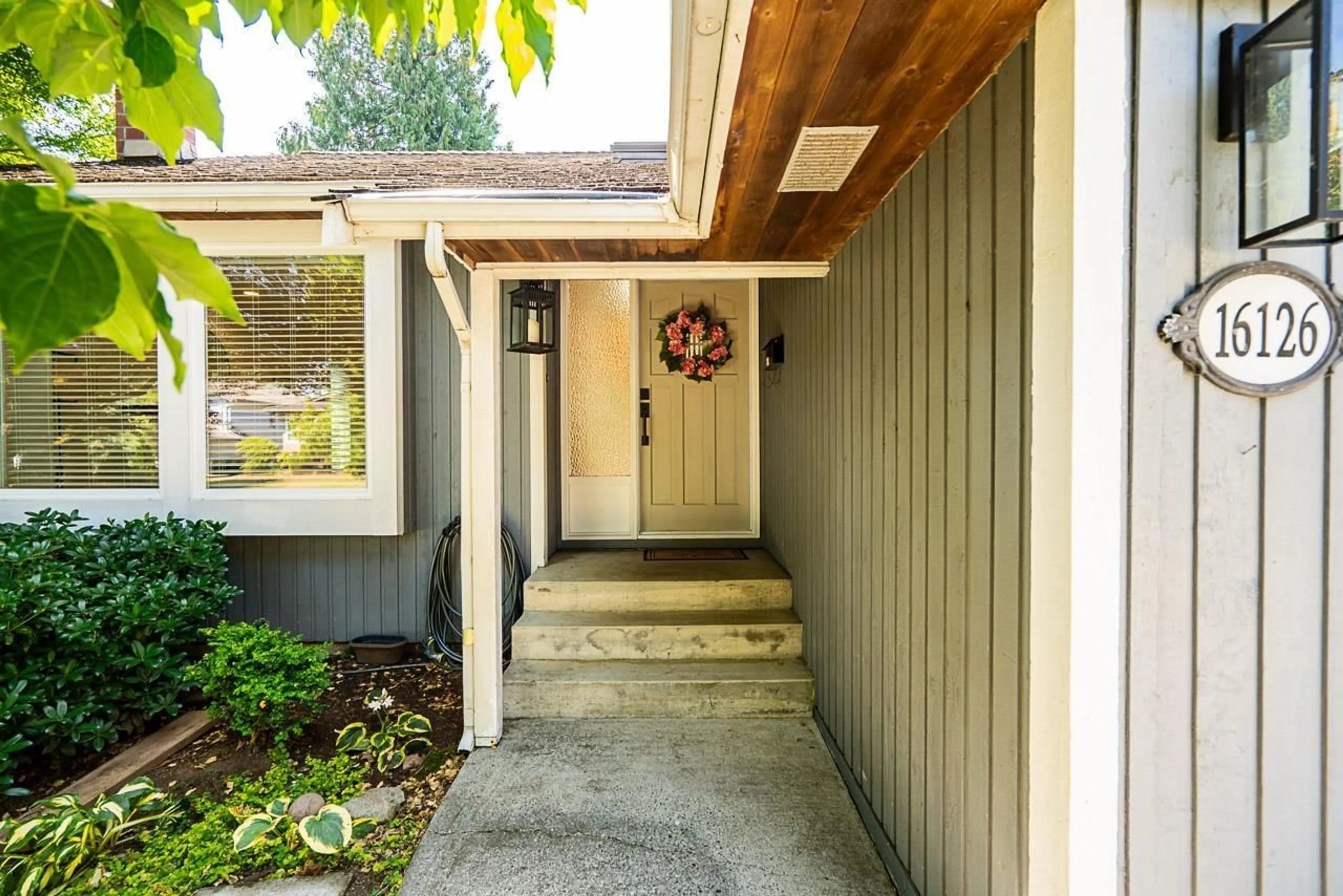 Indoor entryway for 16126 12A, Surrey British Columbia V4A6V9