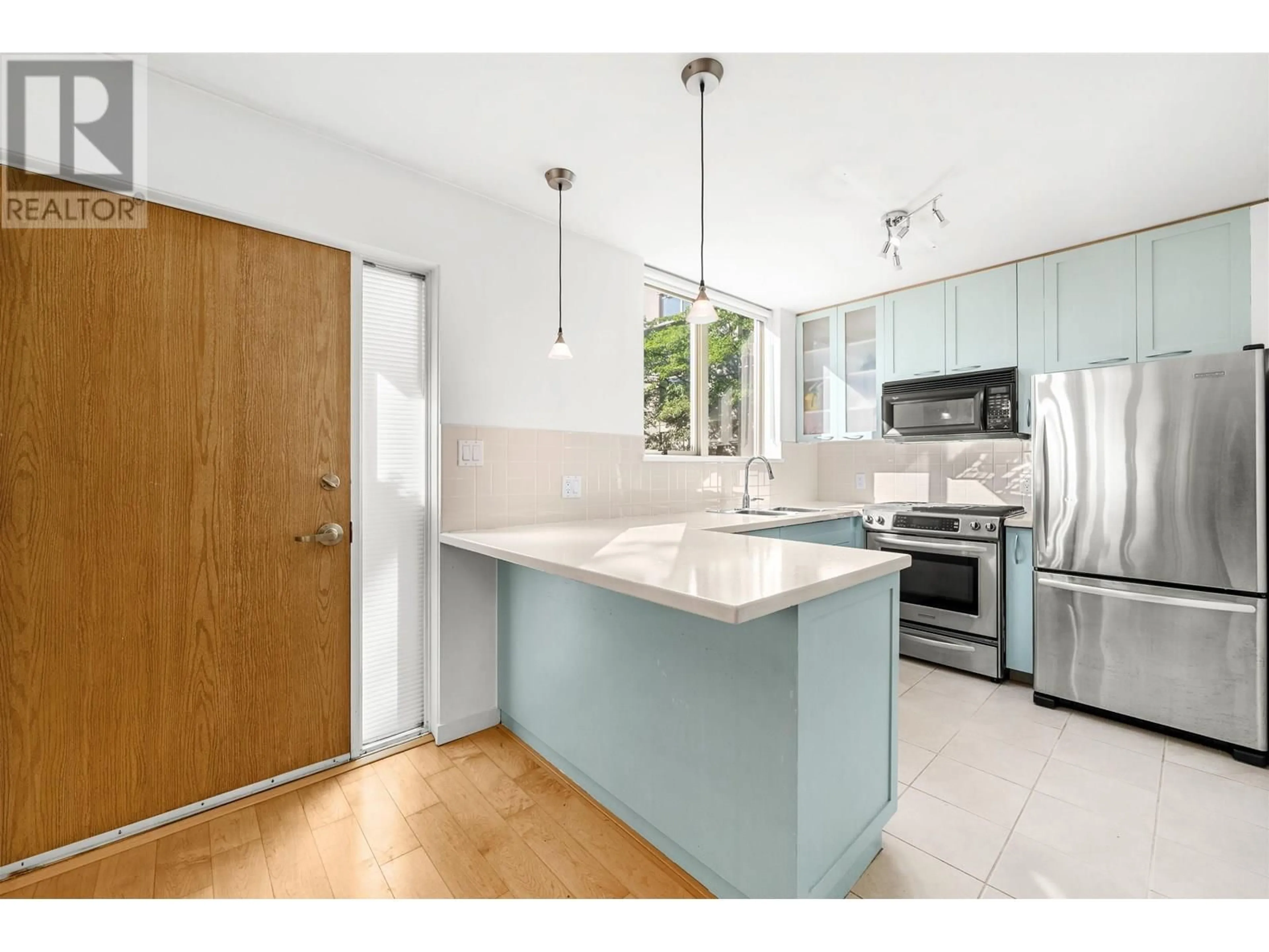 Open concept kitchen, ceramic/tile floor for TH8 - 989 RICHARDS STREET, Vancouver British Columbia V6B6R6