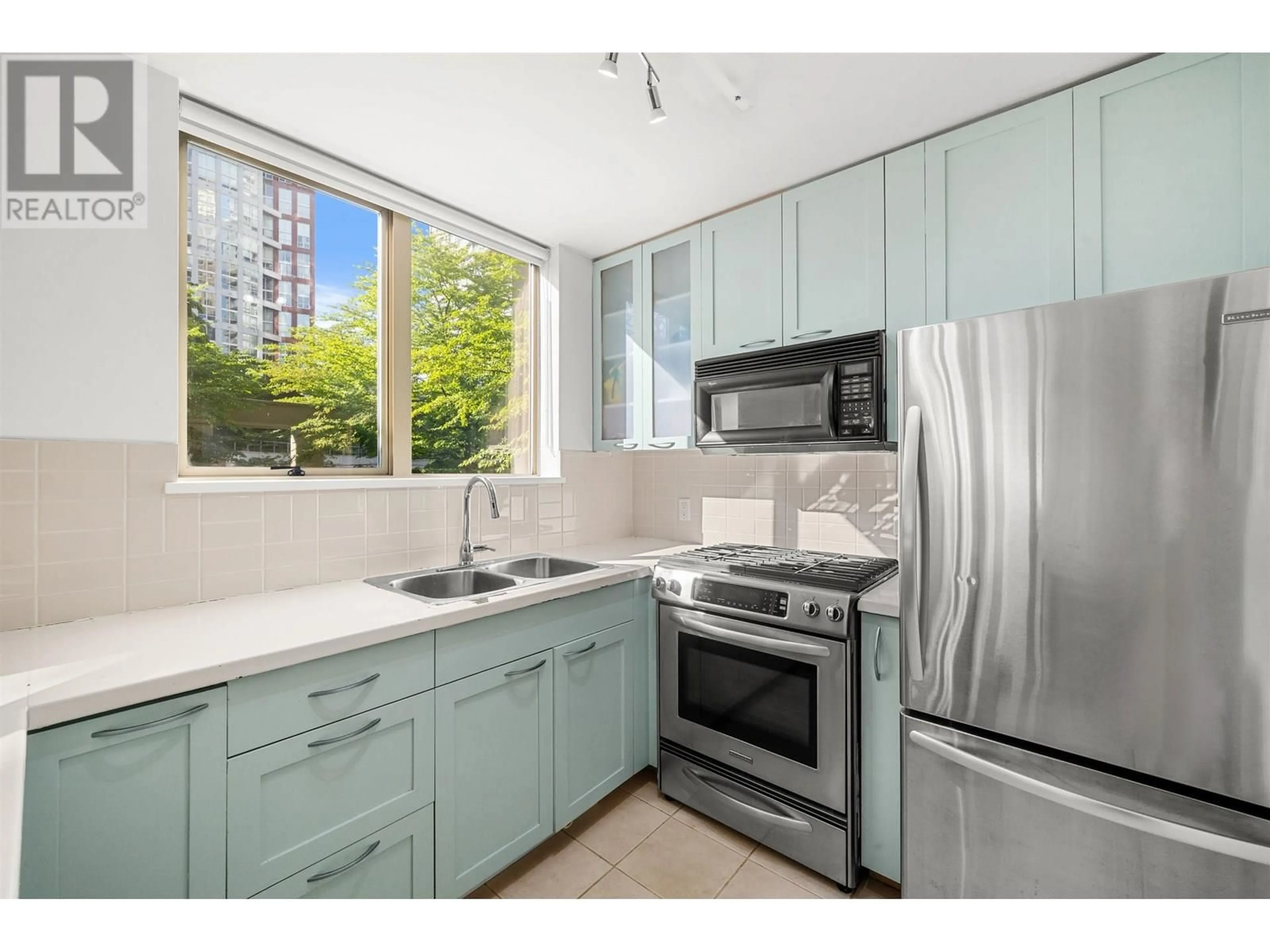 Standard kitchen, unknown for TH8 - 989 RICHARDS STREET, Vancouver British Columbia V6B6R6