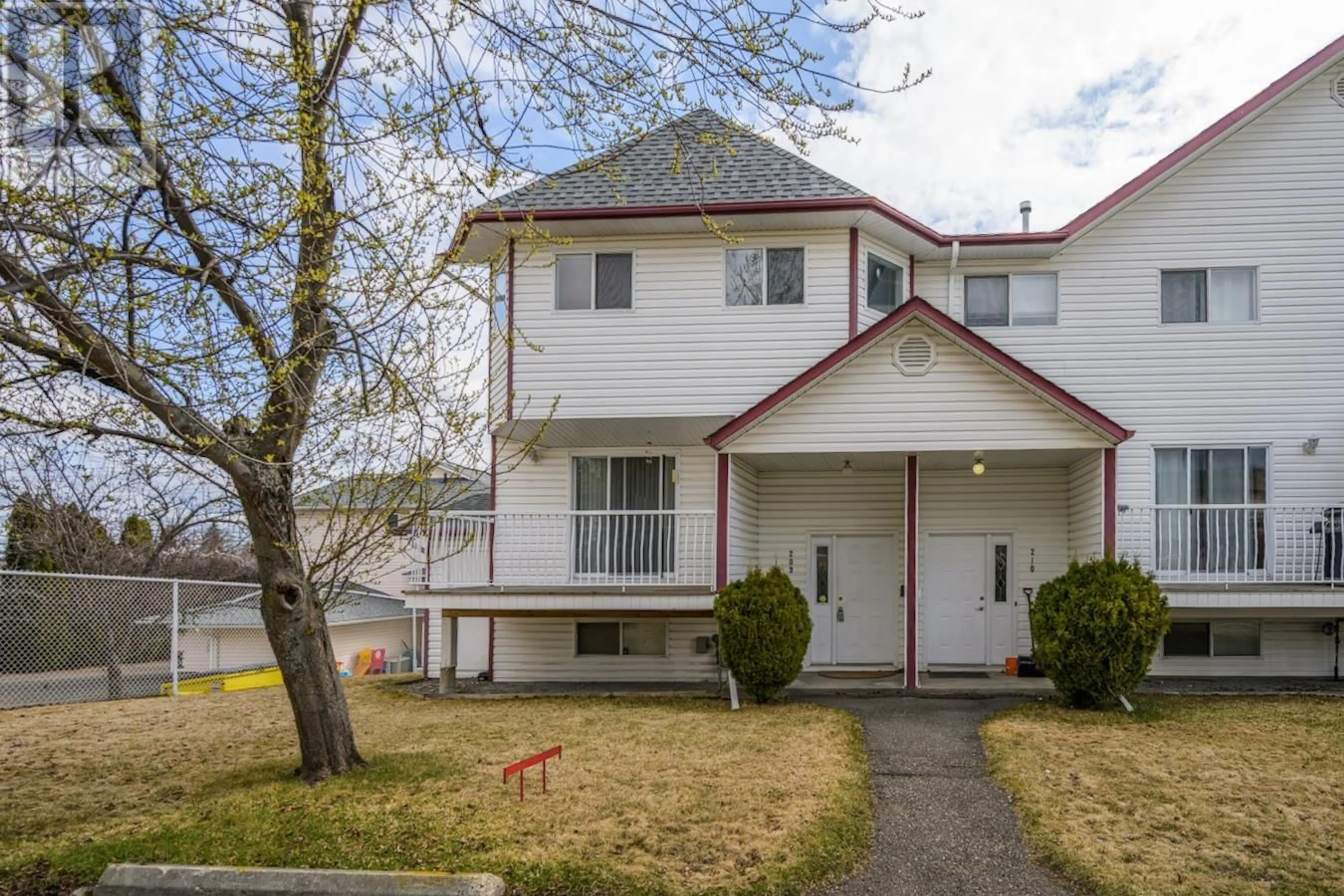 Home with vinyl exterior material, street for 209 - 3363 WESTWOOD DRIVE, Prince George British Columbia V2N1S4