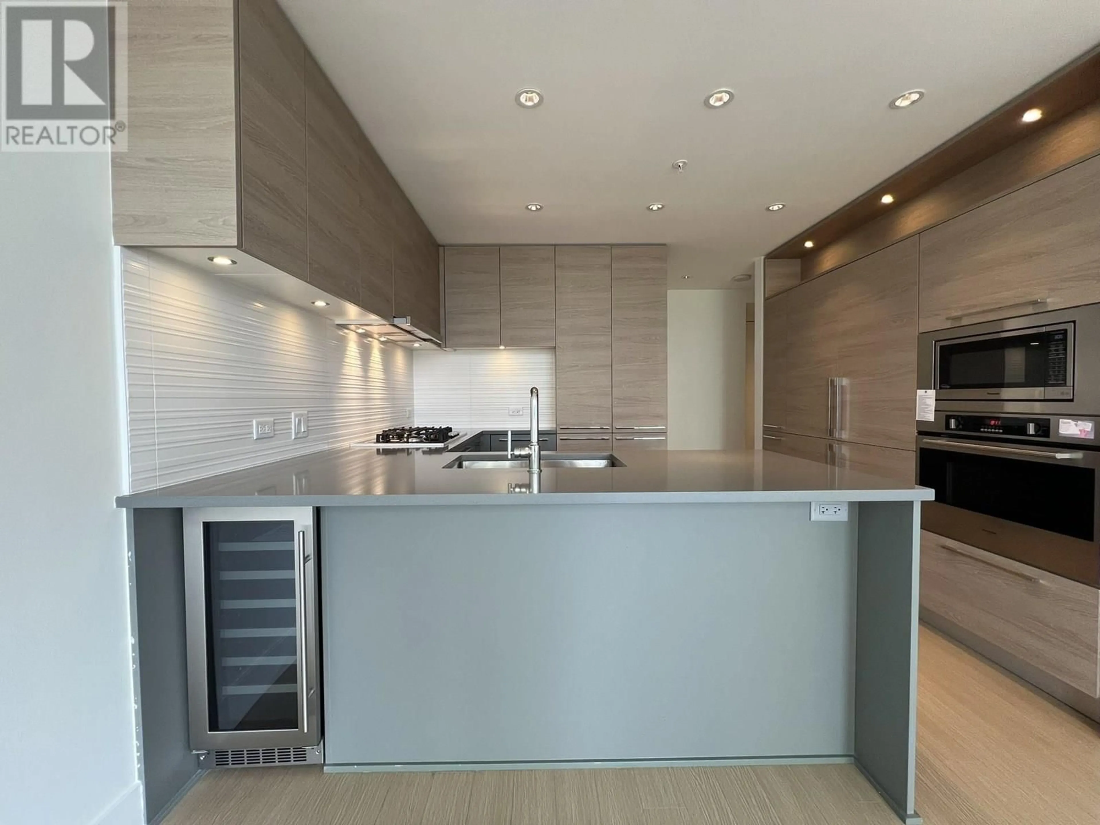 Contemporary kitchen, ceramic/tile floor for 903 - 7388 KINGSWAY, Burnaby British Columbia V3N0G9