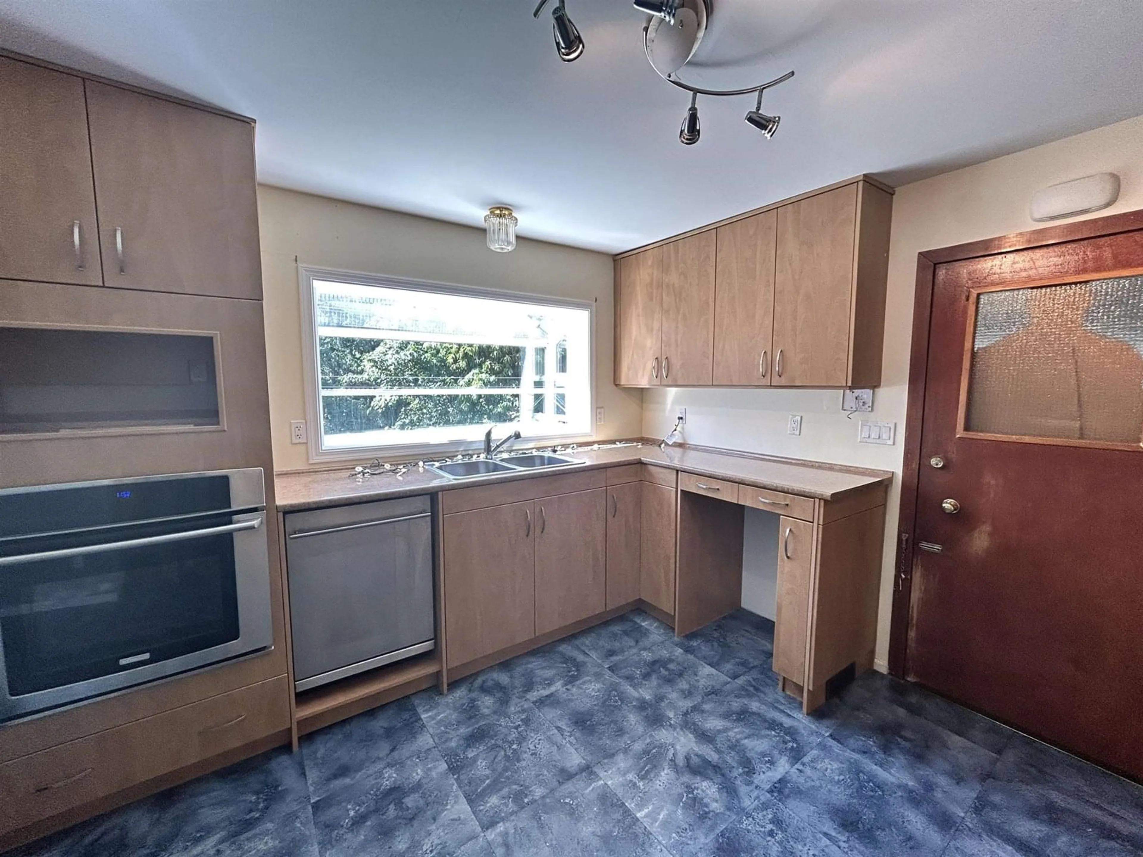 Standard kitchen, unknown for 32846 6TH, Mission British Columbia V2V1Y9