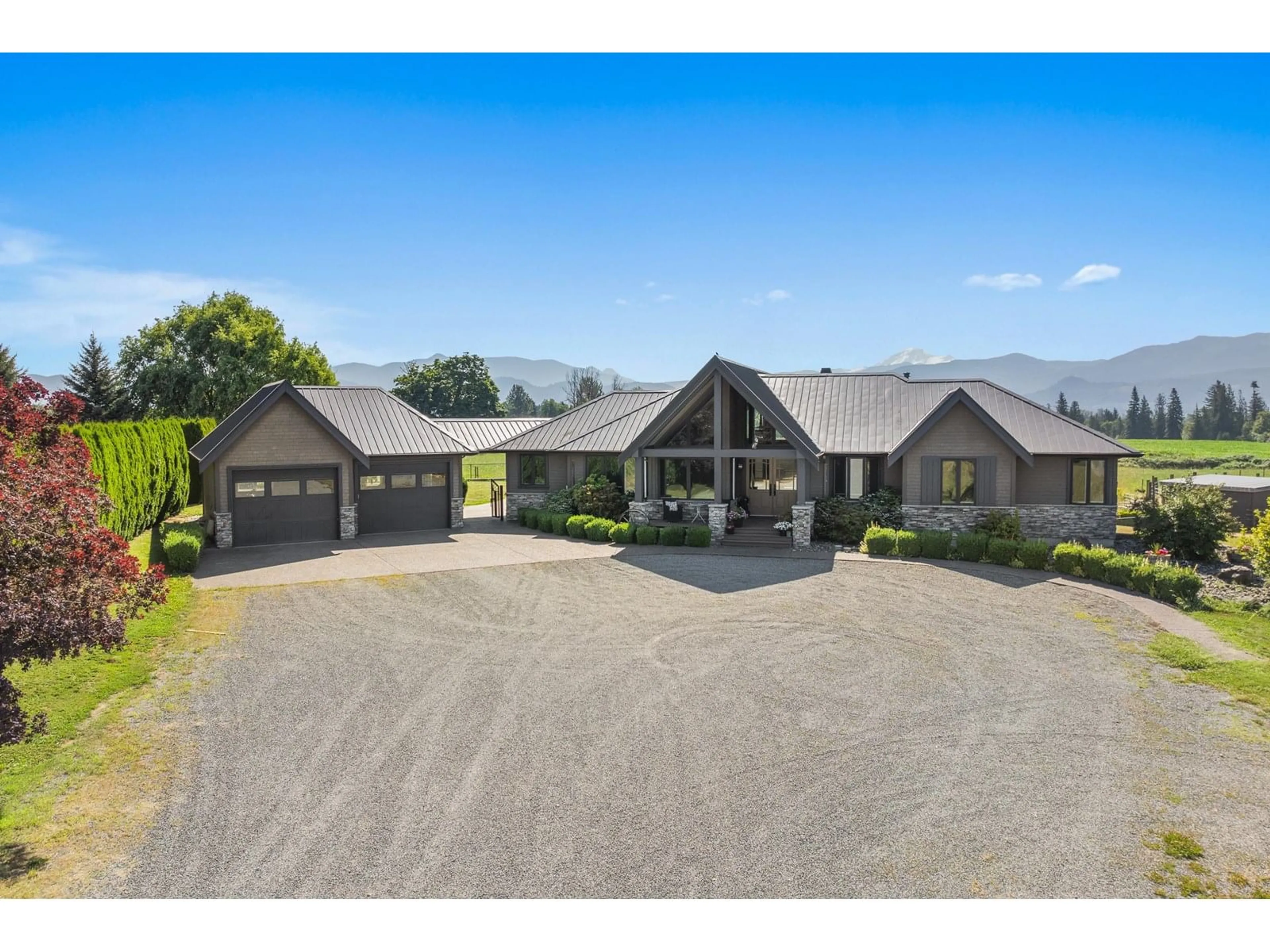 A pic from outside/outdoor area/front of a property/back of a property/a pic from drone, mountain view for 68 SHORT, Abbotsford British Columbia V2S8A7