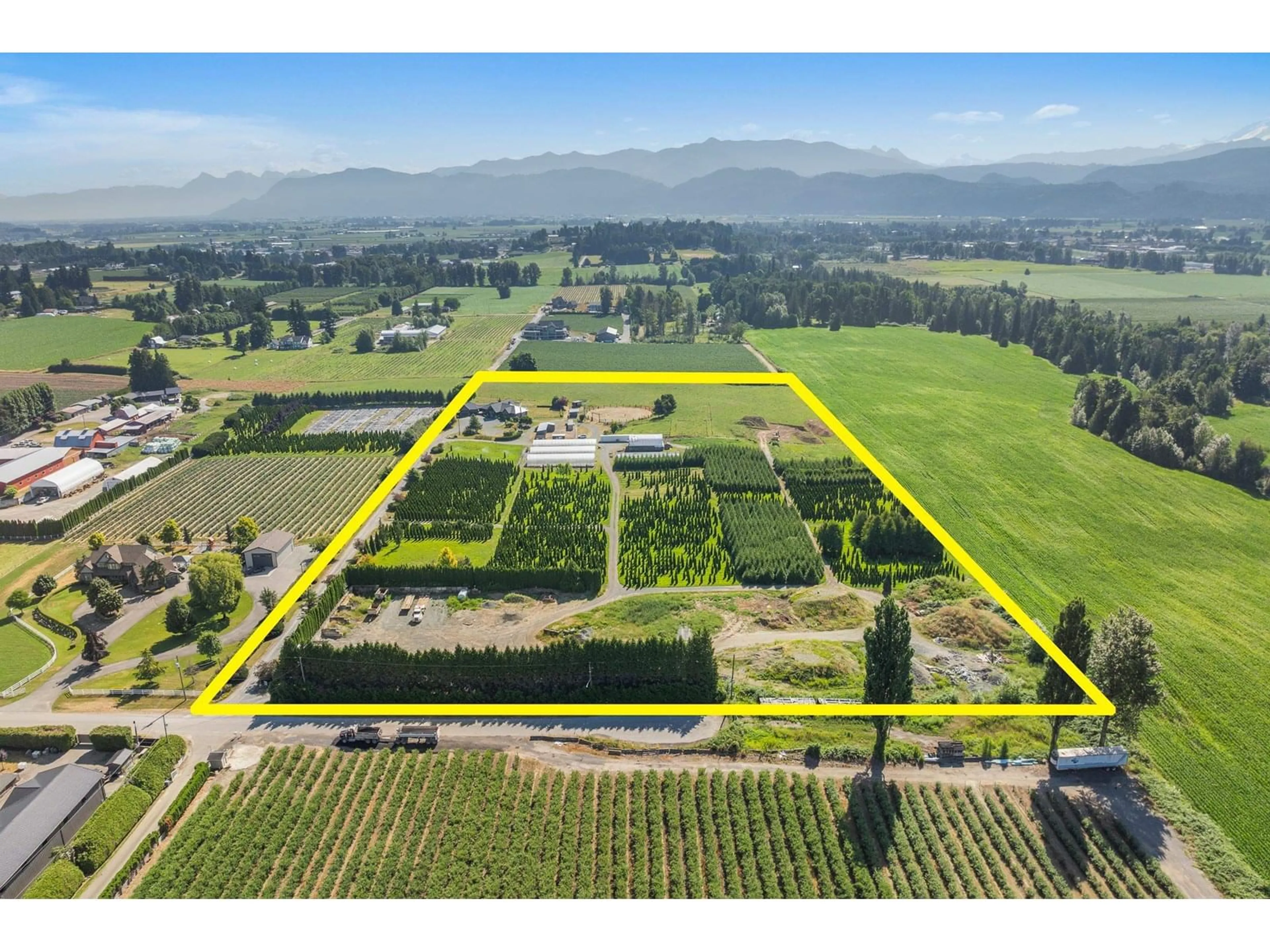 A pic from outside/outdoor area/front of a property/back of a property/a pic from drone, mountain view for 68 SHORT, Abbotsford British Columbia V2S8A7