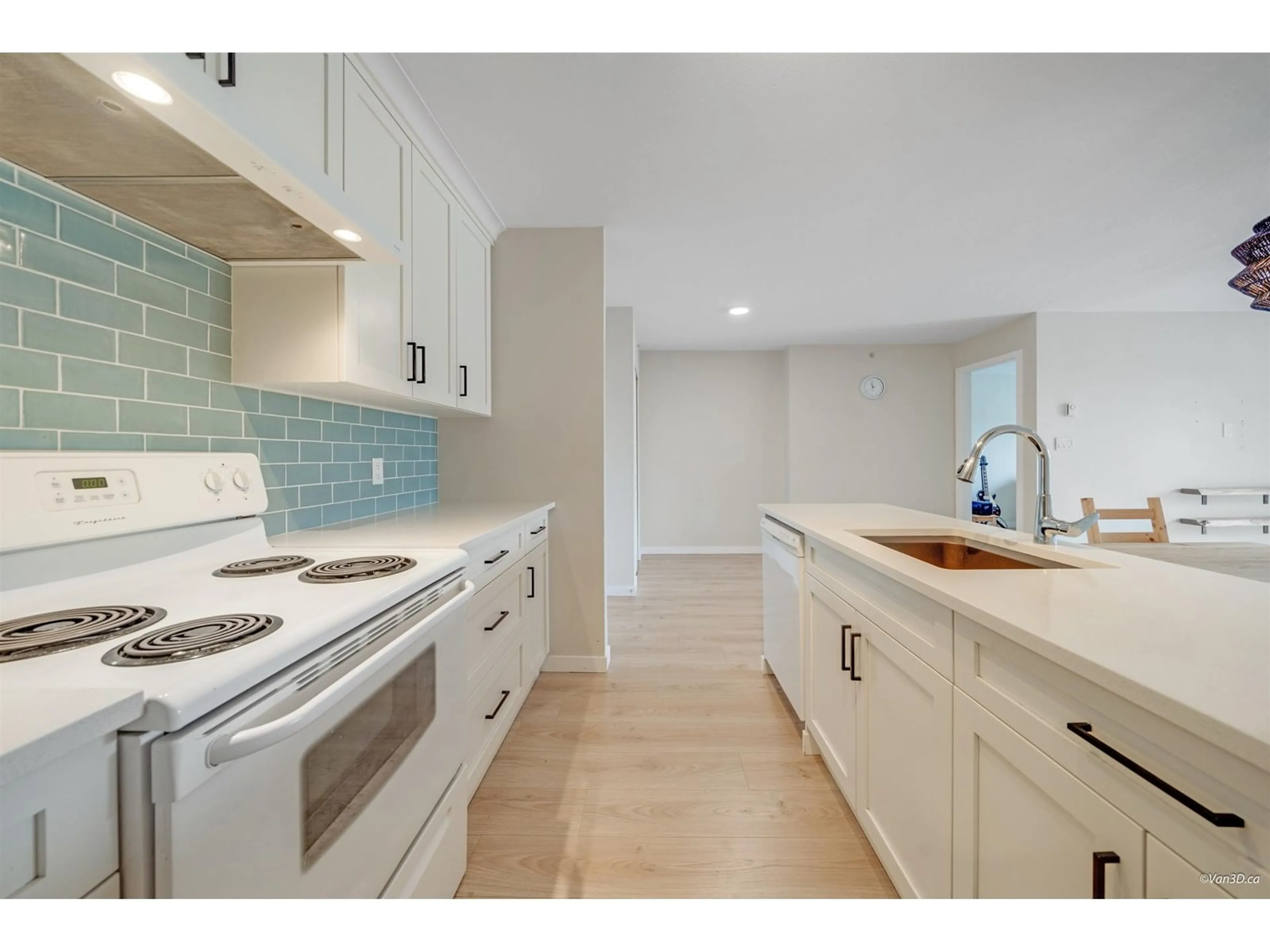 Open concept kitchen, ceramic/tile floor for 409 - 33960 OLD YALE, Abbotsford British Columbia V2S2J9
