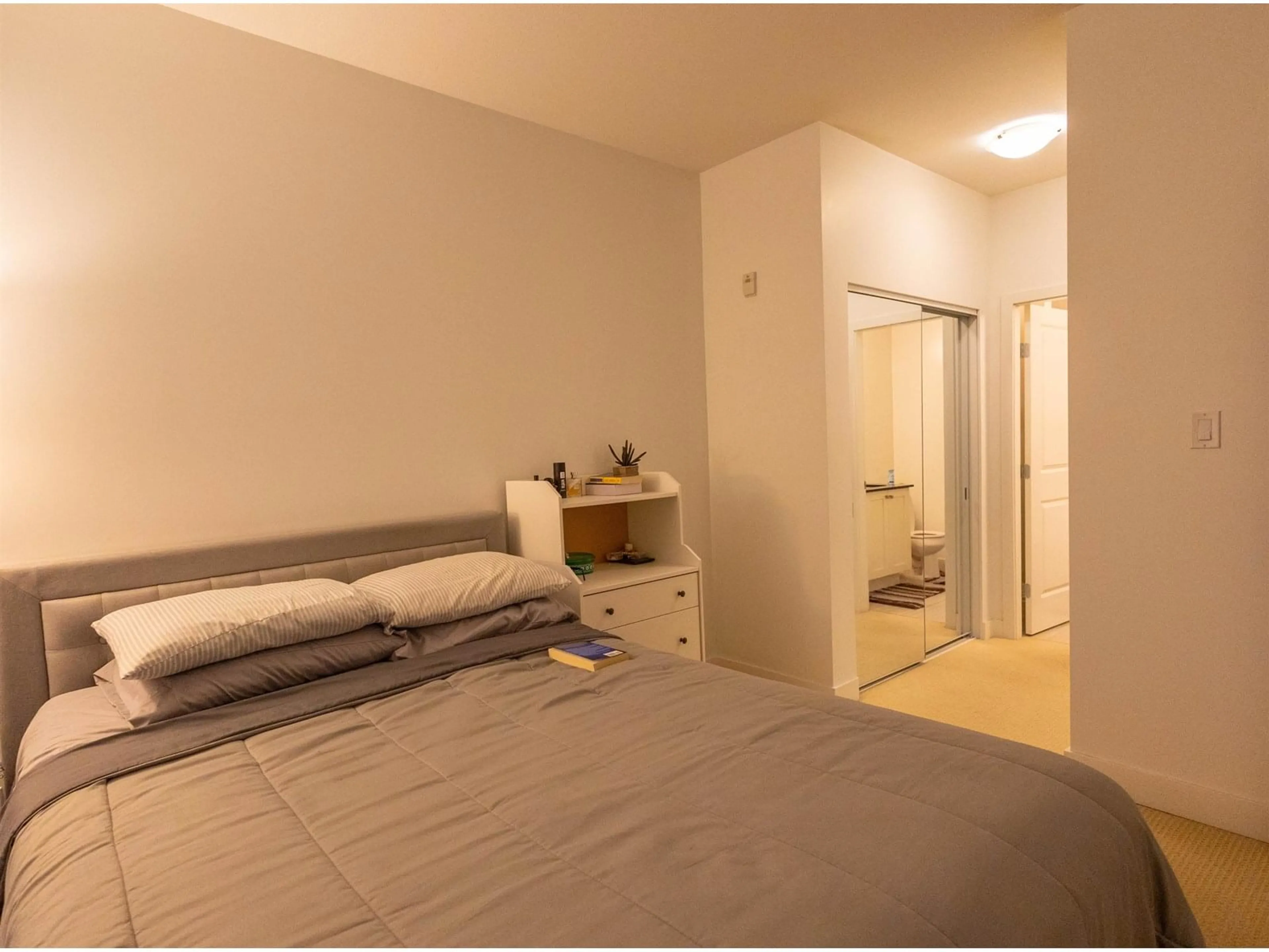 Bedroom with bed, unknown for 305 - 15850 26, Surrey British Columbia V3Z2N6