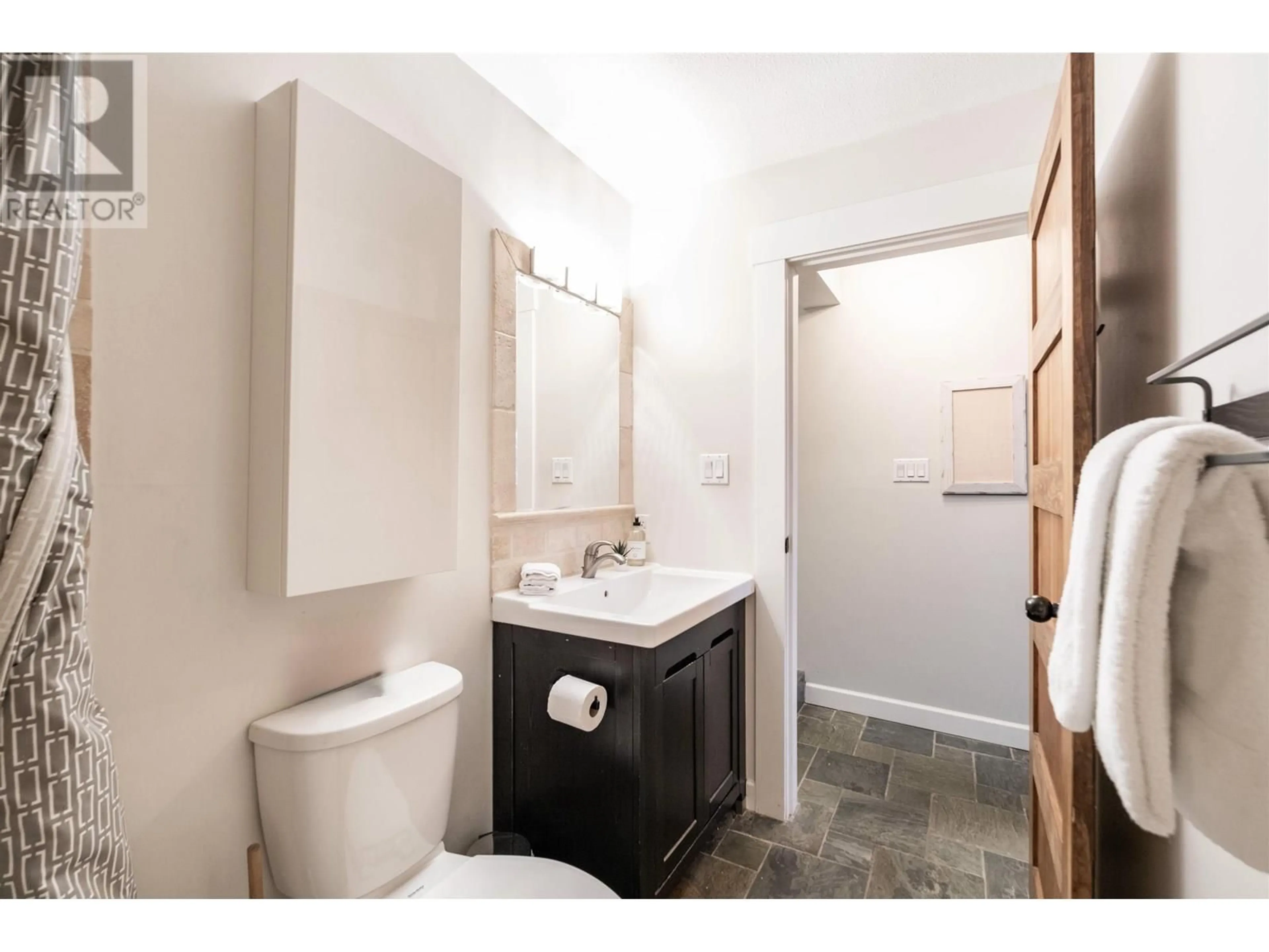 Standard bathroom, ceramic/tile floor for 1 - 2240 GONDOLA WAY, Whistler British Columbia V8E0N1