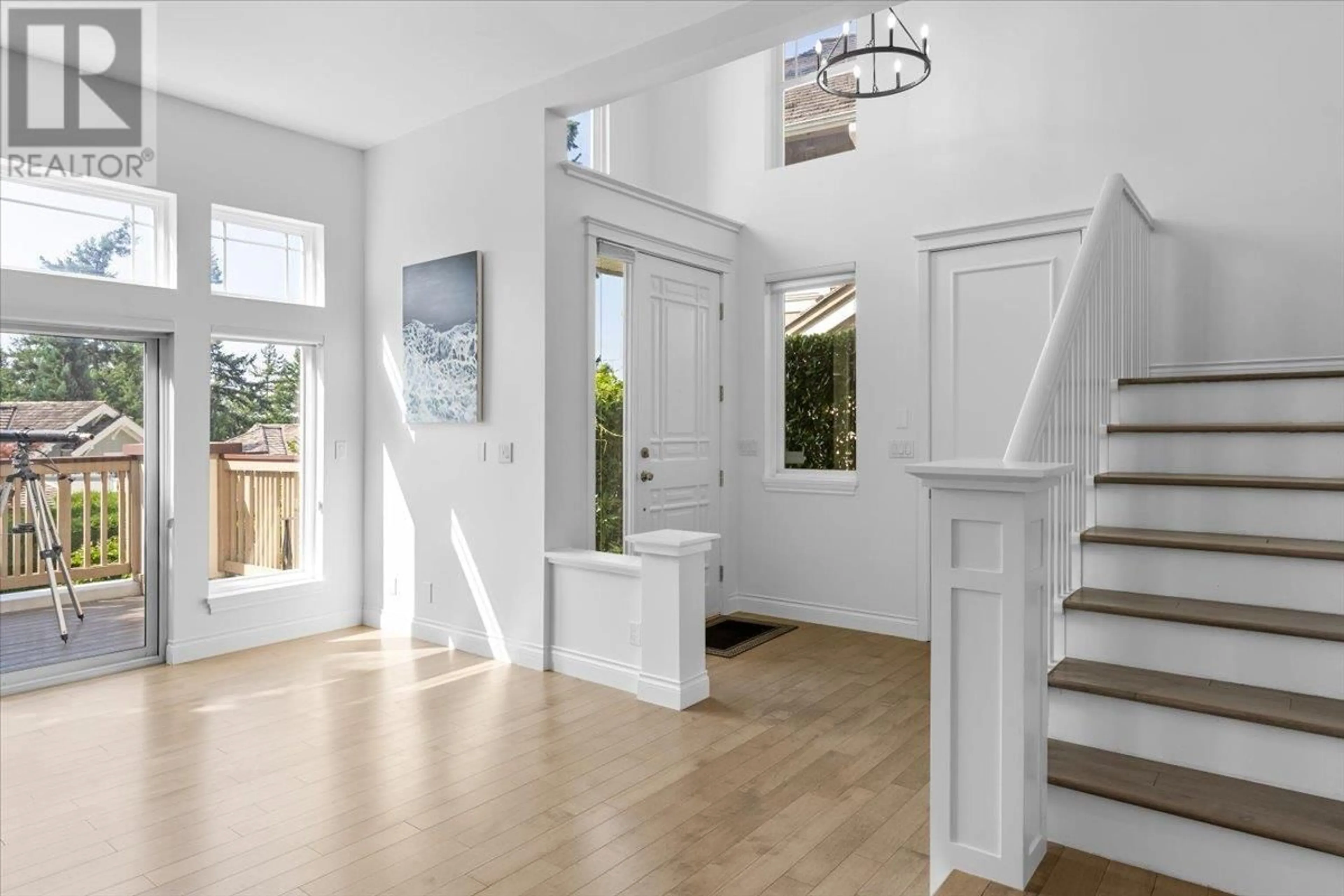 Indoor entryway for 4949 EDENDALE COURT, West Vancouver British Columbia V7W3H7