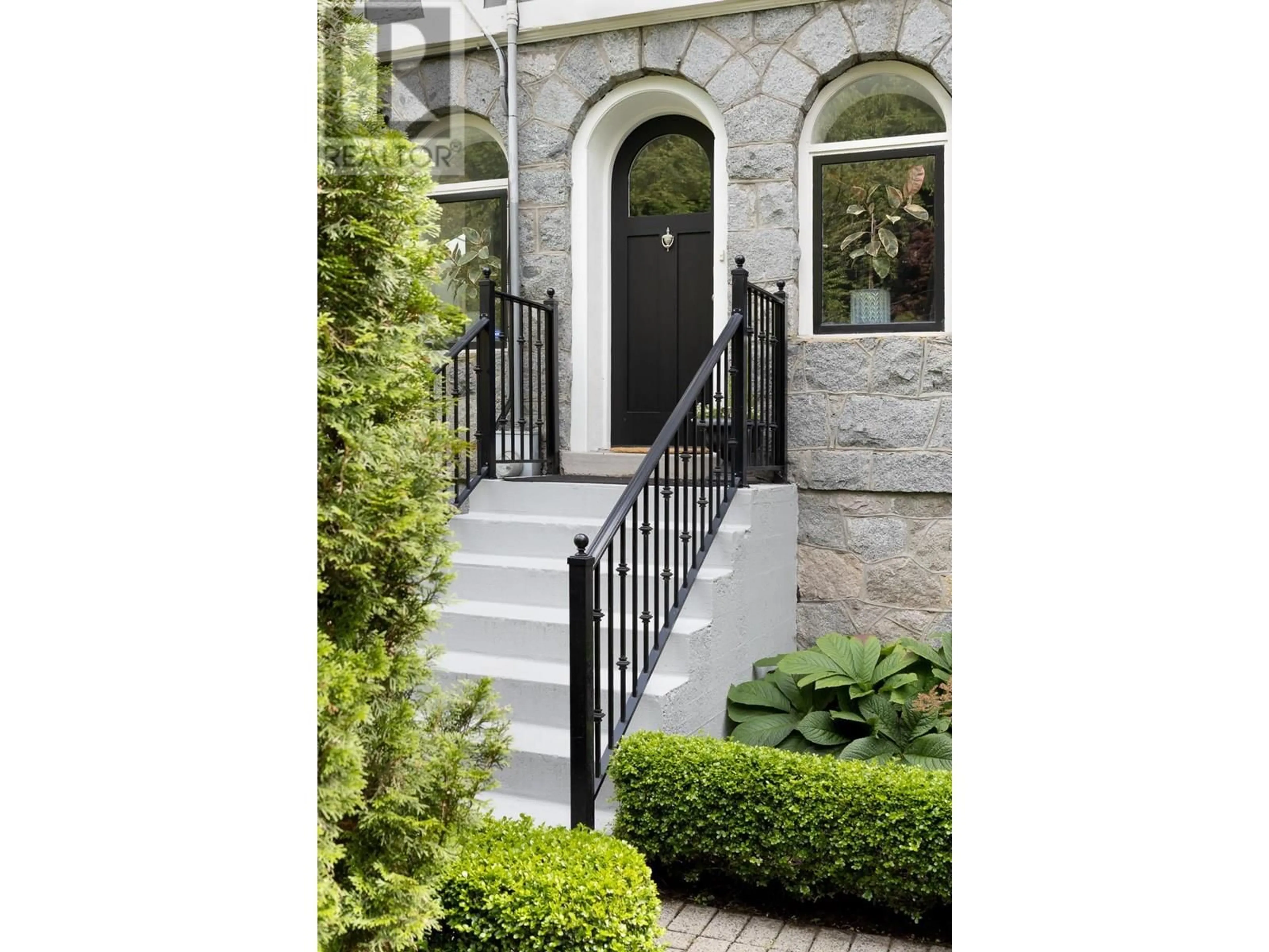 Indoor entryway for 3545 DOWSLEY COURT, North Vancouver British Columbia V7N1X4
