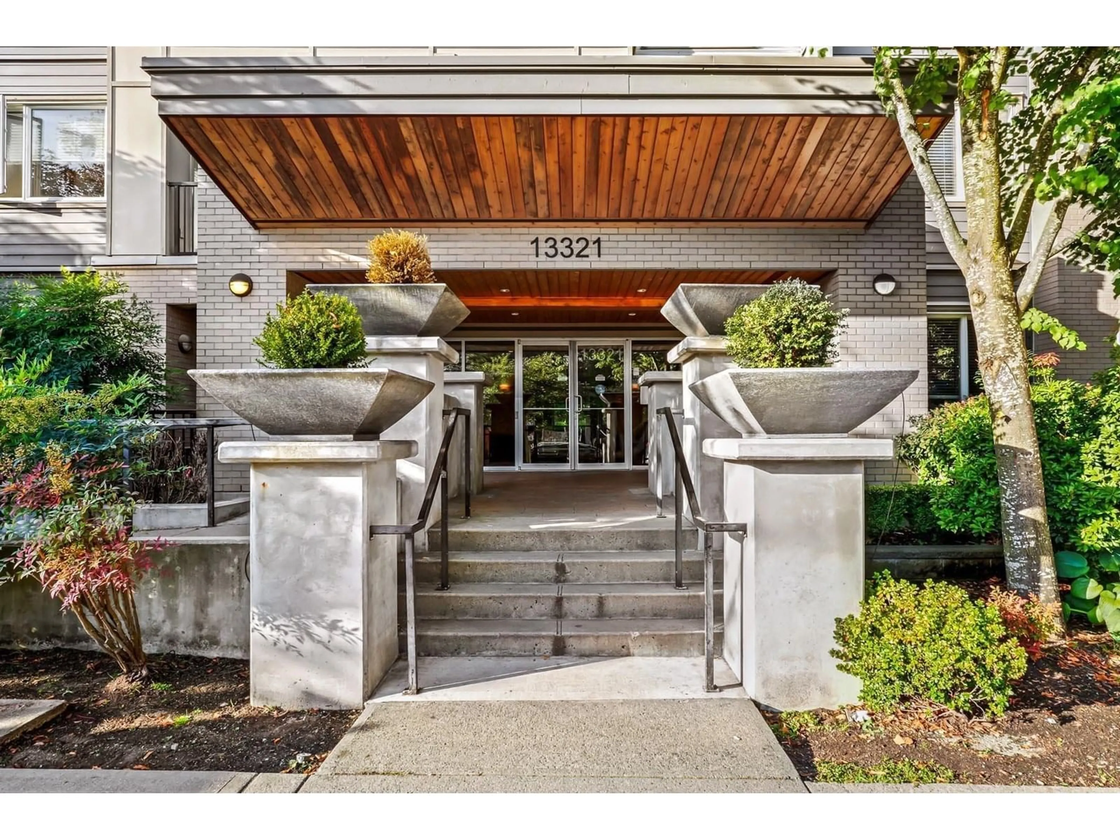 Indoor entryway for 439 - 13321 102A, Surrey British Columbia V3T1P6