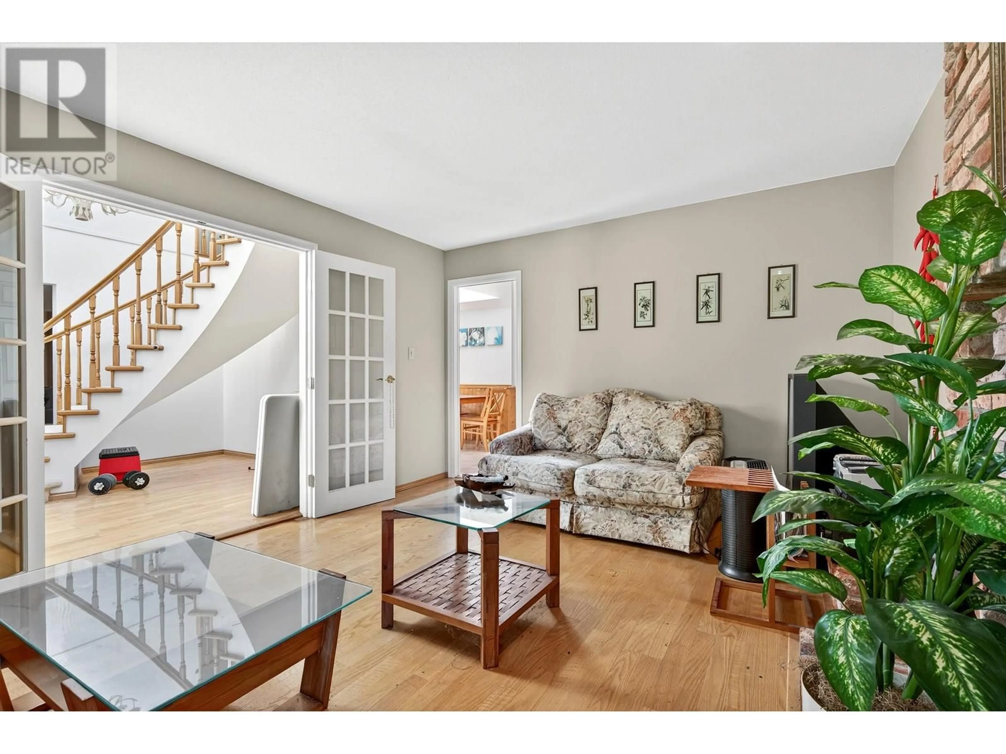Living room with furniture, wood/laminate floor for 9100 JASKOW GATE, Richmond British Columbia V7E5H7