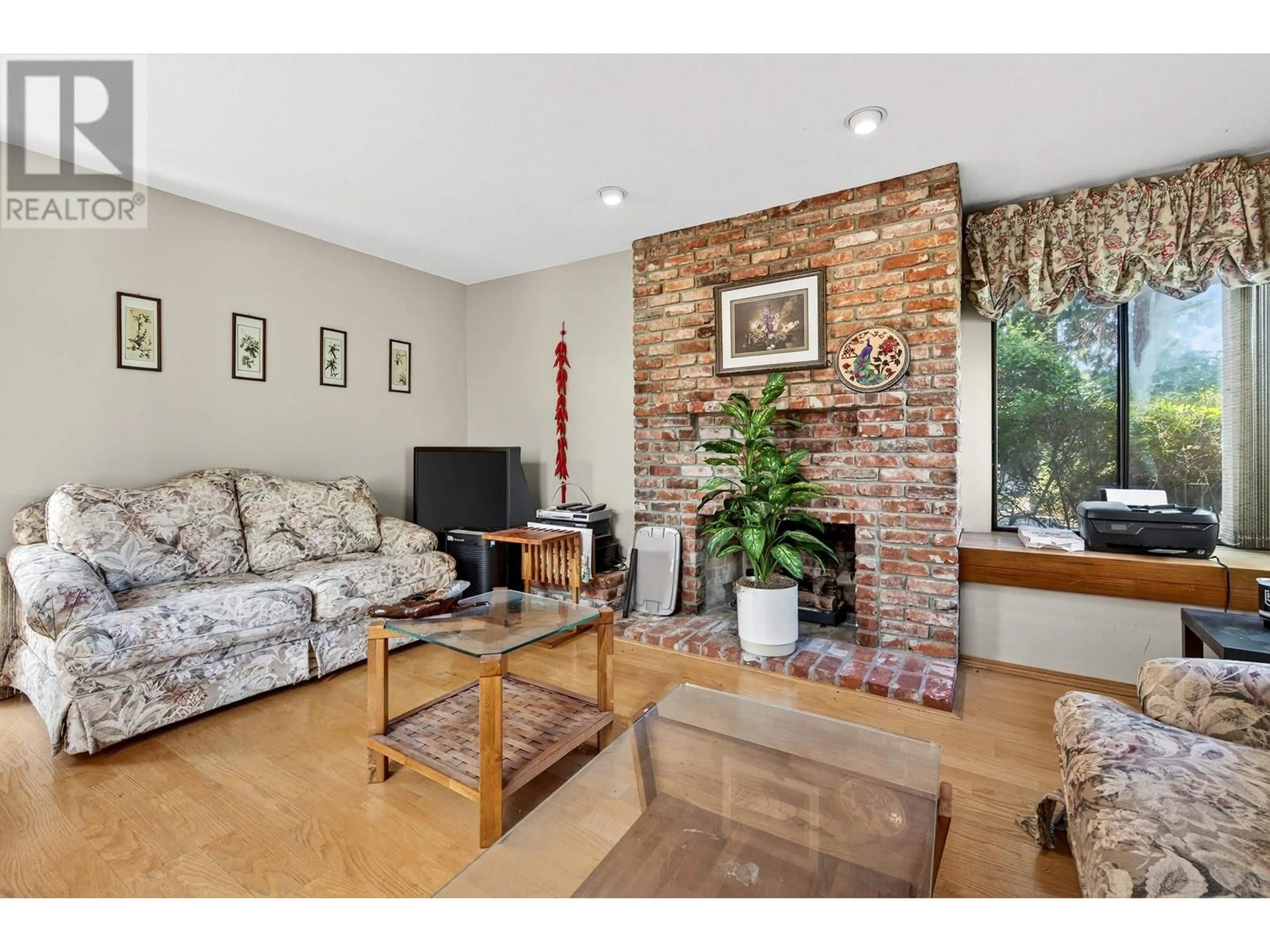 Living room with furniture, wood/laminate floor for 9100 JASKOW GATE, Richmond British Columbia V7E5H7