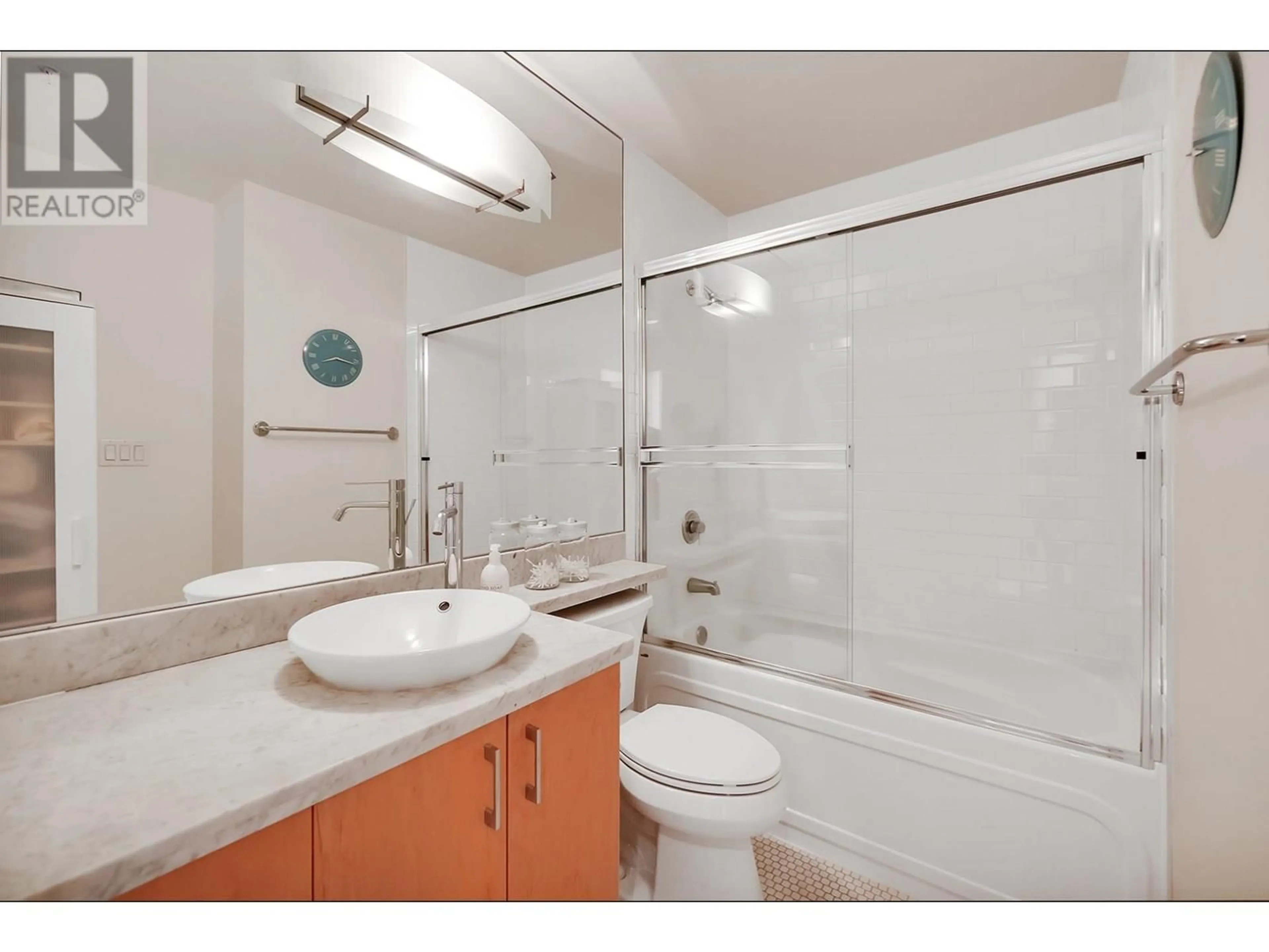 Standard bathroom, unknown for 1907 - 1050 SMITHE STREET, Vancouver British Columbia V6E4T4