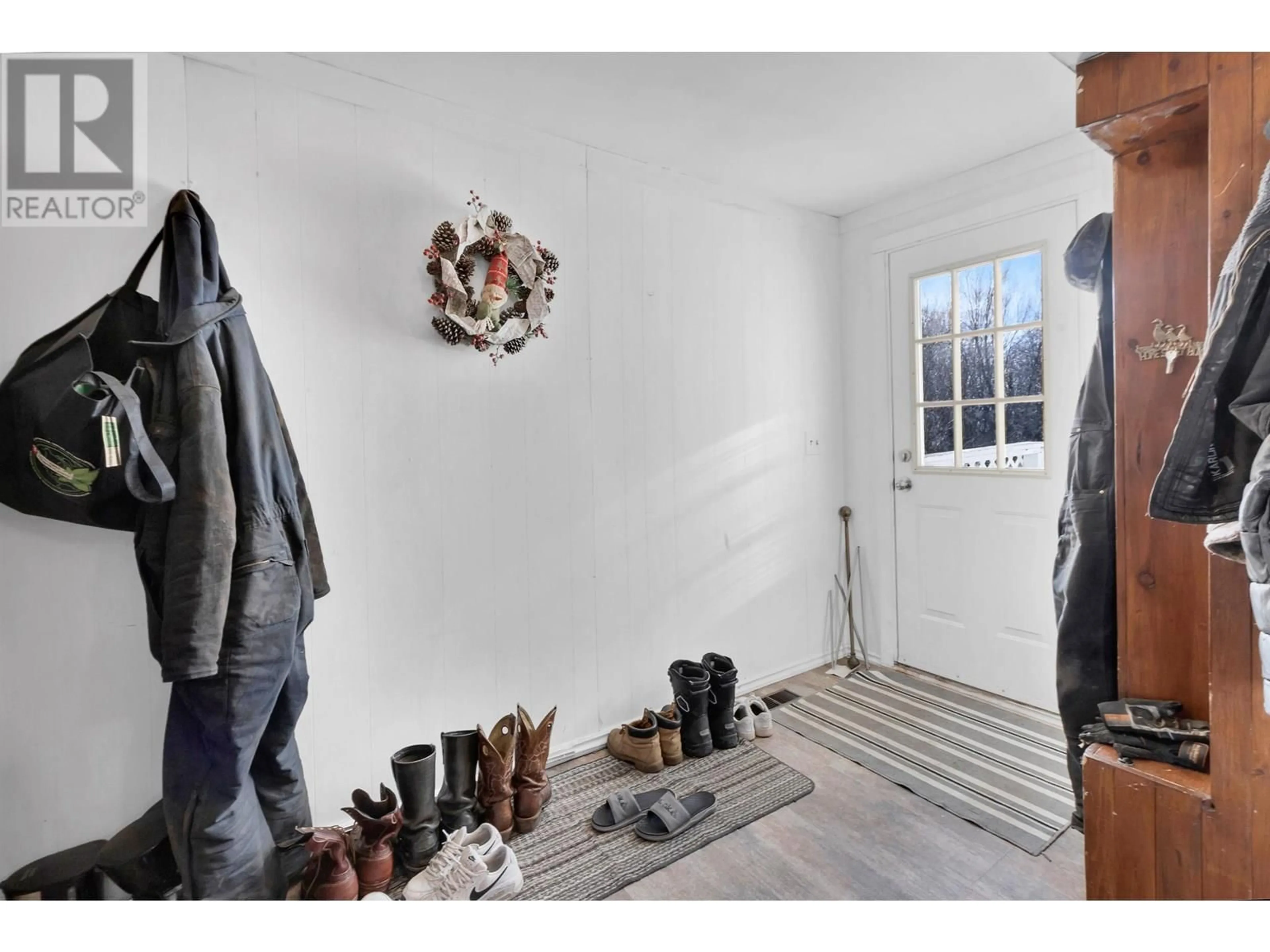 Indoor entryway for 7545 POOLEY ROAD, Prince George British Columbia V2N5W4