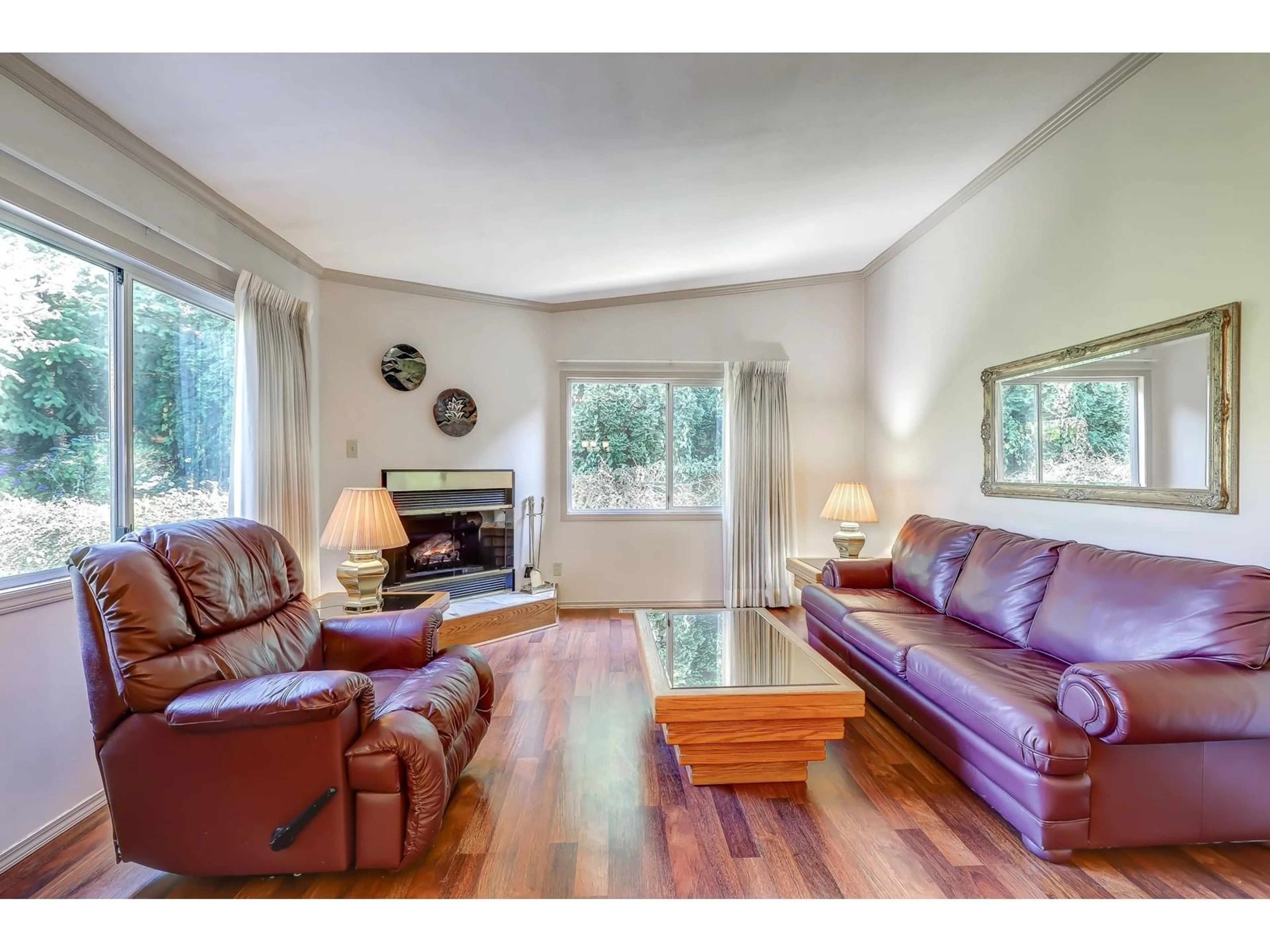Living room with furniture, wood/laminate floor for 21 - 8078 KING GEORGE, Surrey British Columbia V3W5B5