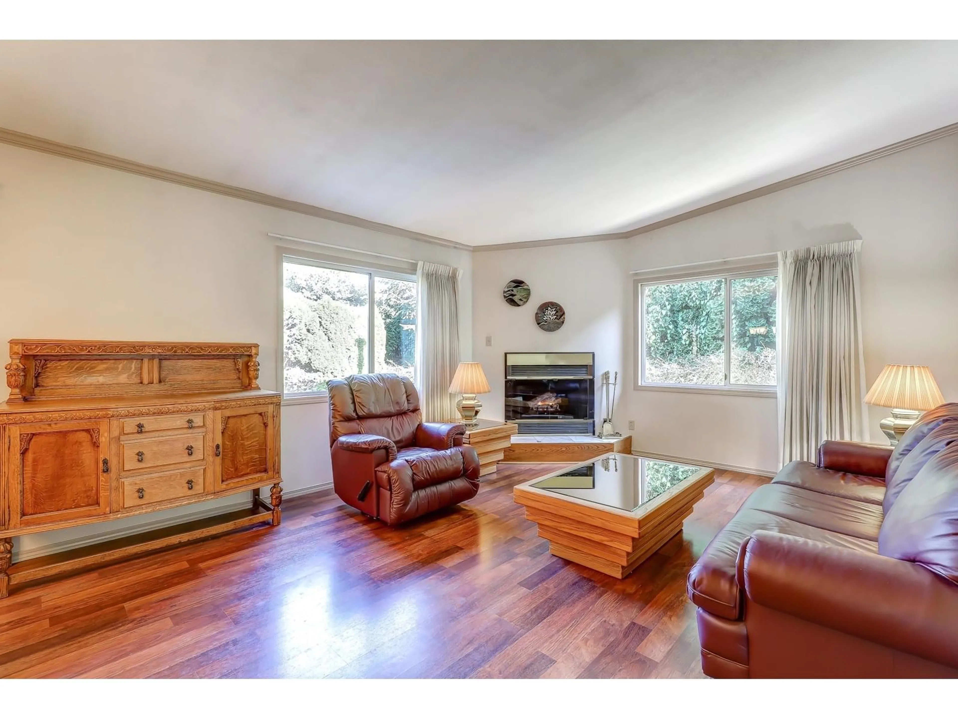 Living room with furniture, wood/laminate floor for 21 - 8078 KING GEORGE, Surrey British Columbia V3W5B5