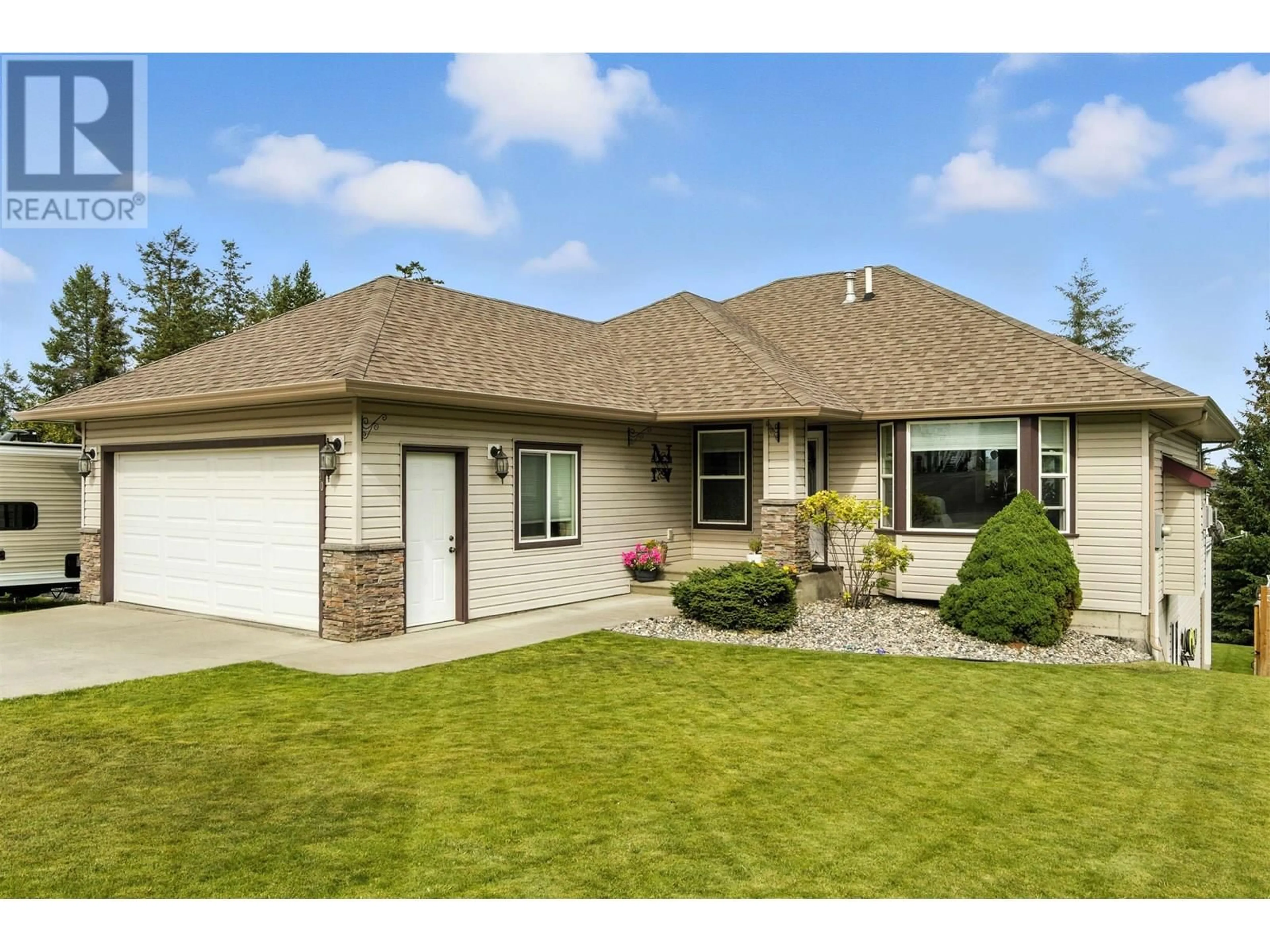 Home with vinyl exterior material, street for 40 WESTRIDGE DRIVE, Williams Lake British Columbia V2G5K3