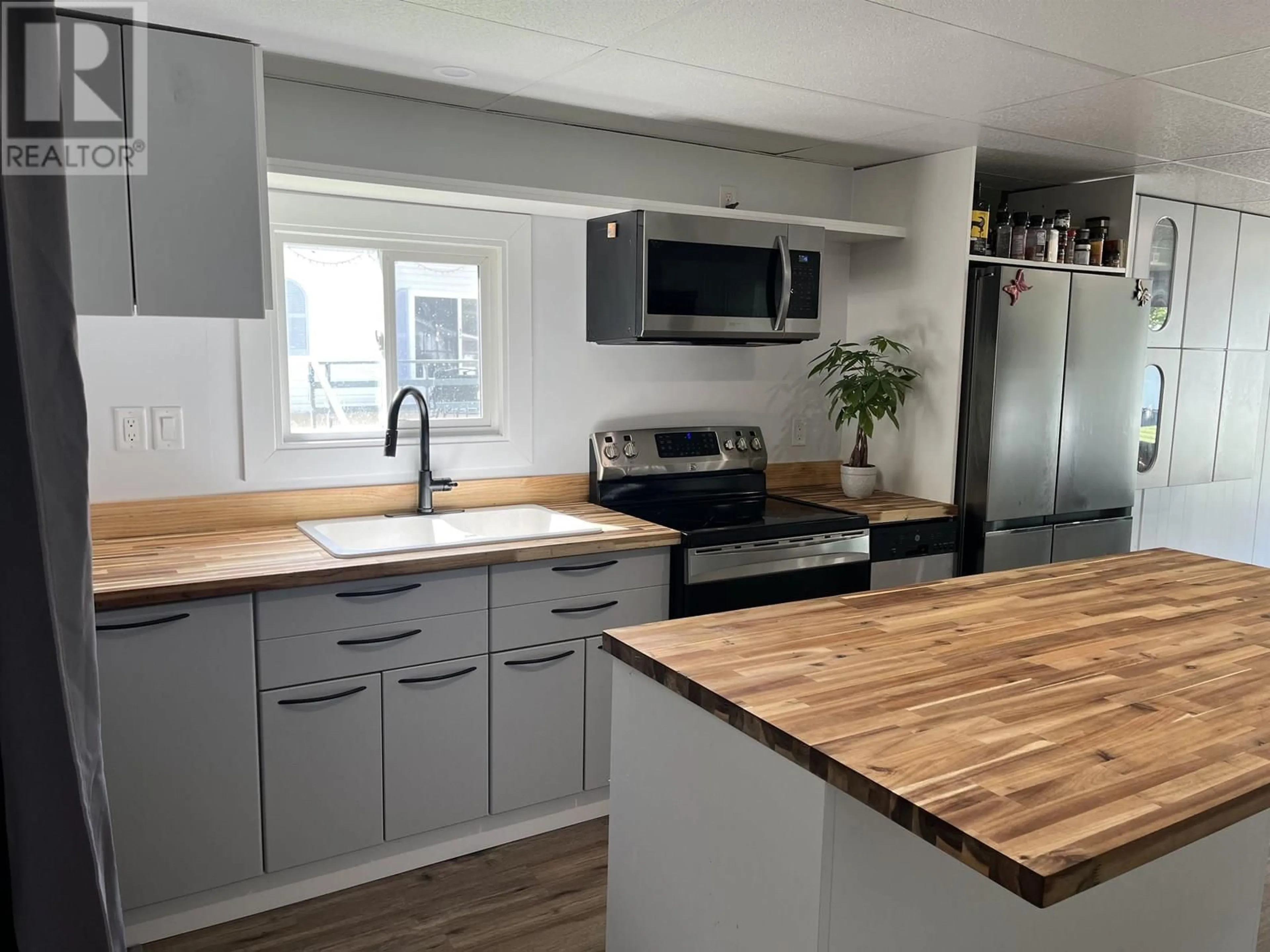 Open concept kitchen, wood/laminate floor for 89 - 6100 DAKELH TI, Prince George British Columbia V2N4R1