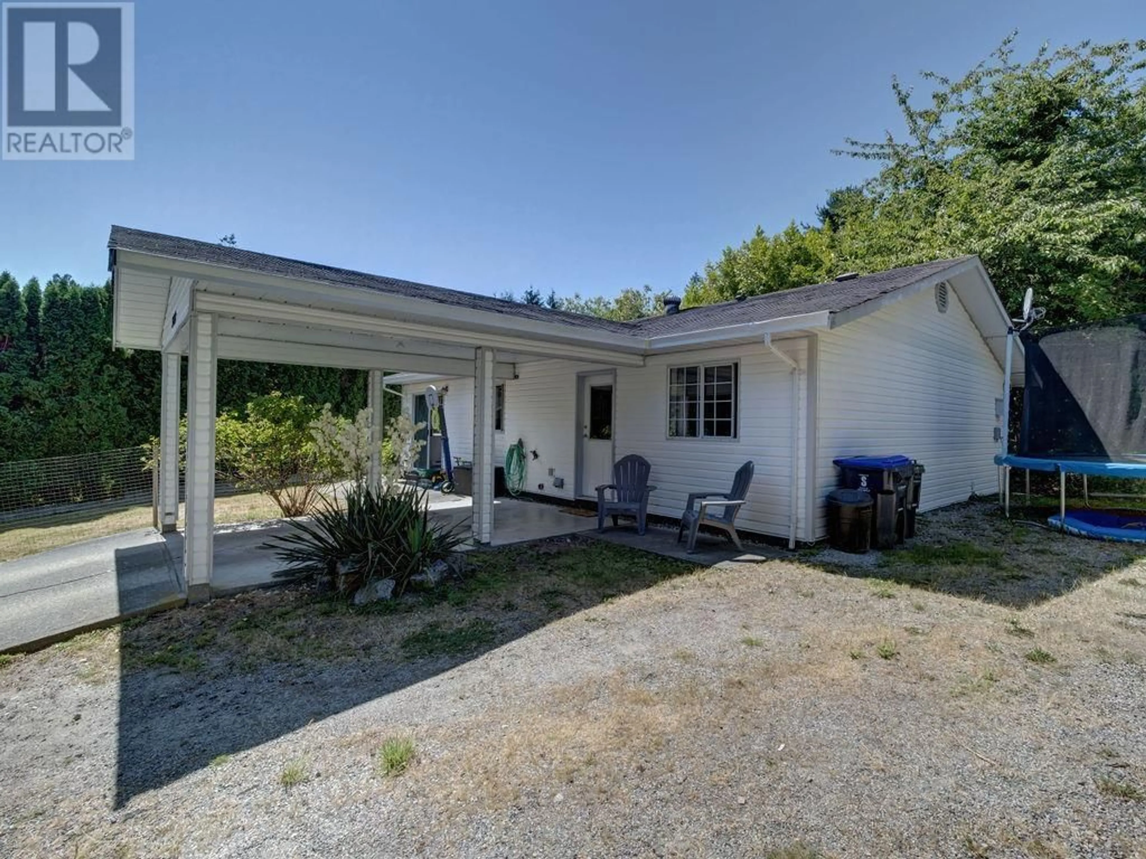 A pic from outside/outdoor area/front of a property/back of a property/a pic from drone, street for 5718 TRAIL AVENUE, Sechelt British Columbia V0N3A6