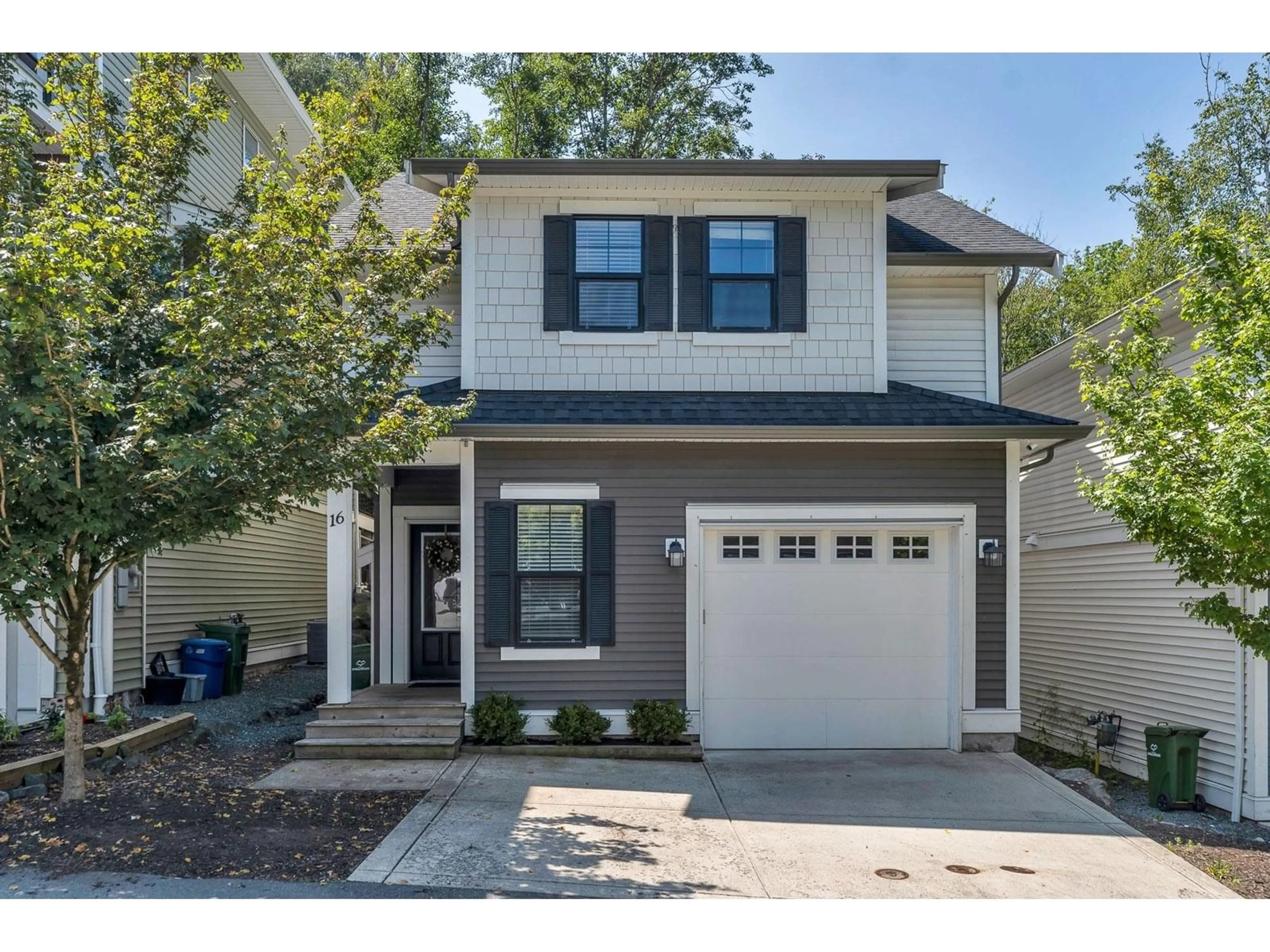Home with vinyl exterior material, street for 16 - 47042 MACFARLANE PLACE, Chilliwack British Columbia V2R0P3