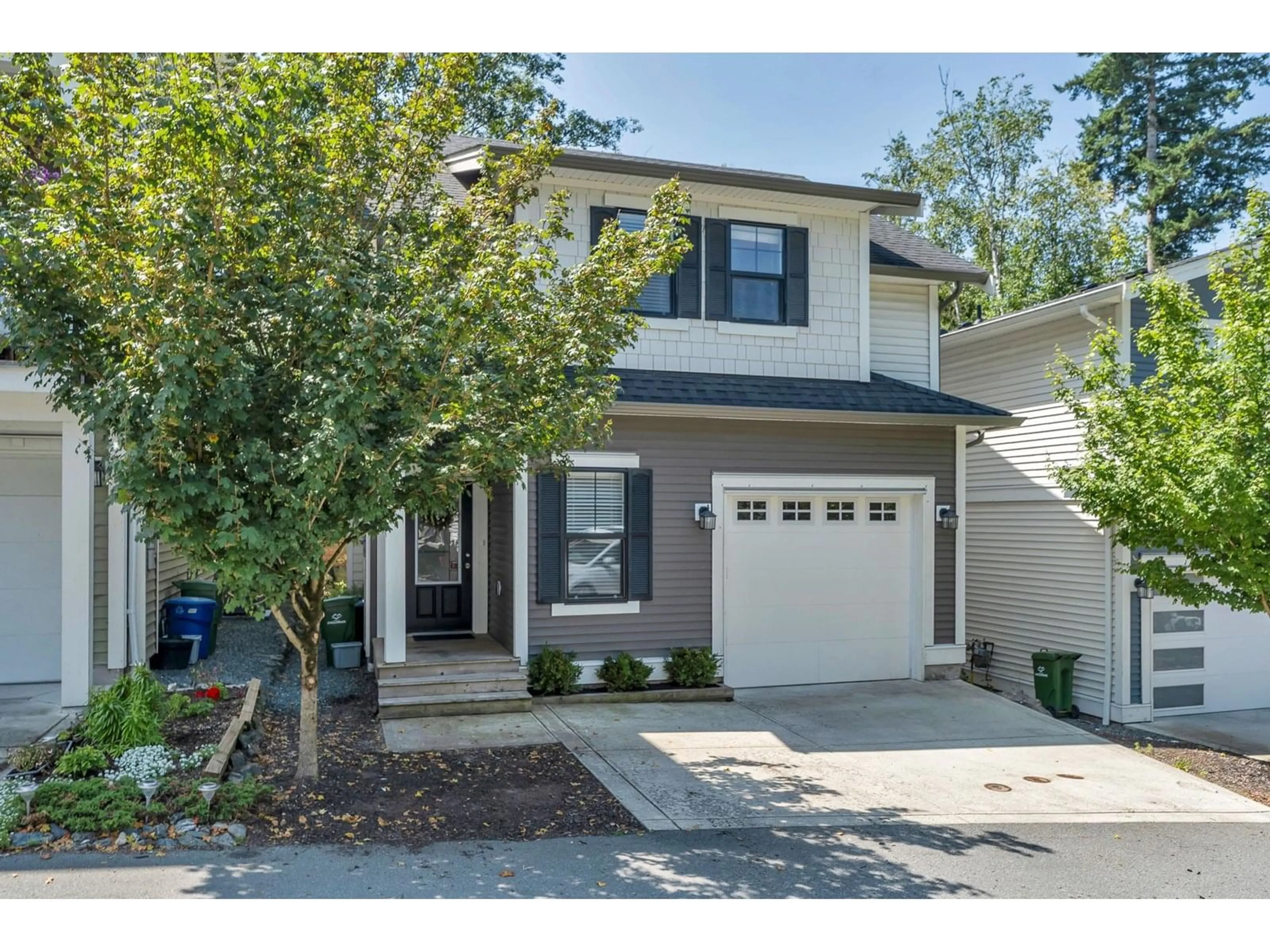Home with vinyl exterior material, street for 16 - 47042 MACFARLANE PLACE, Chilliwack British Columbia V2R0P3