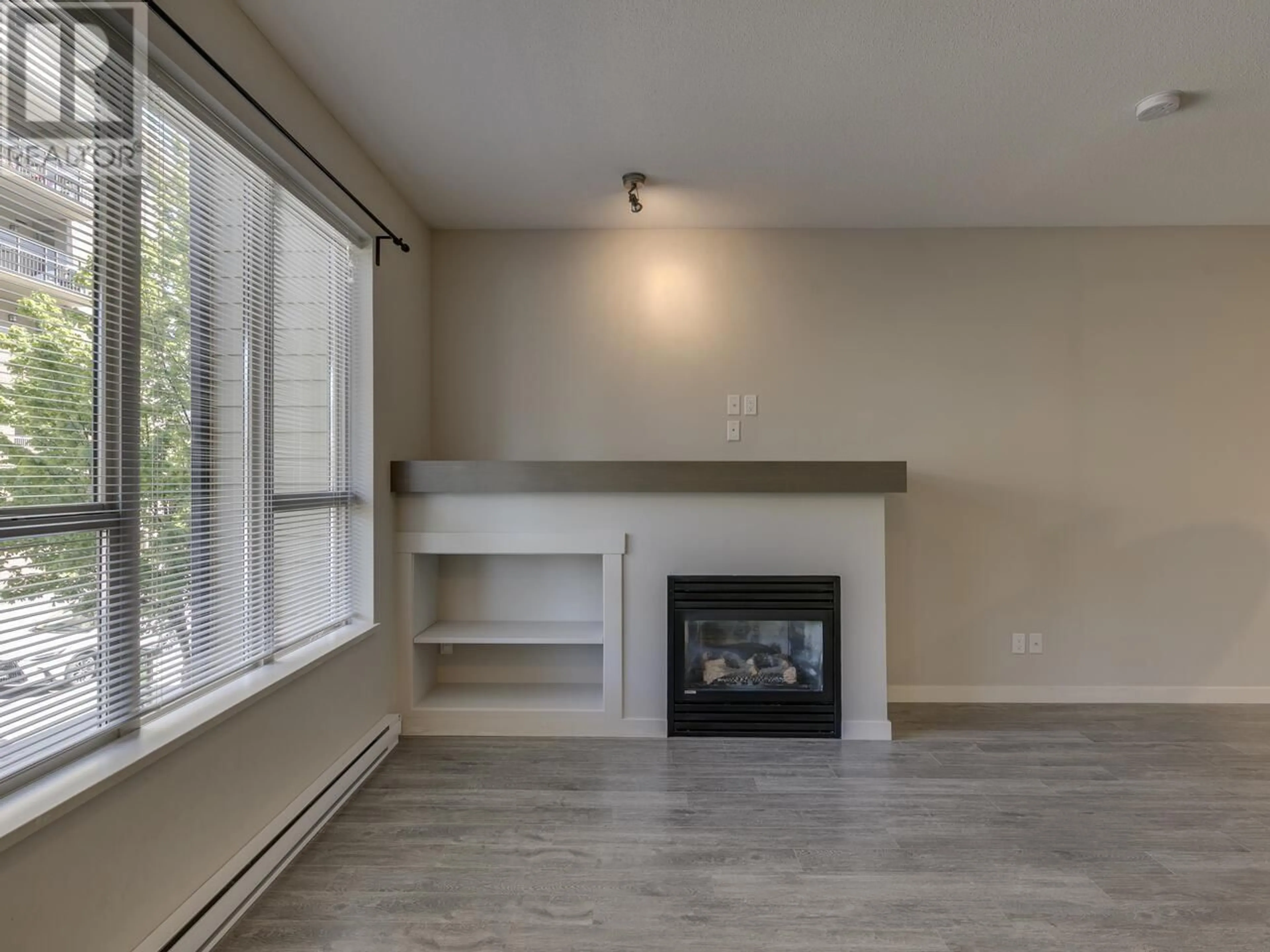 Living room with furniture, wood/laminate floor for 38326 EAGLEWIND BOULEVARD, Squamish British Columbia V8B0R8
