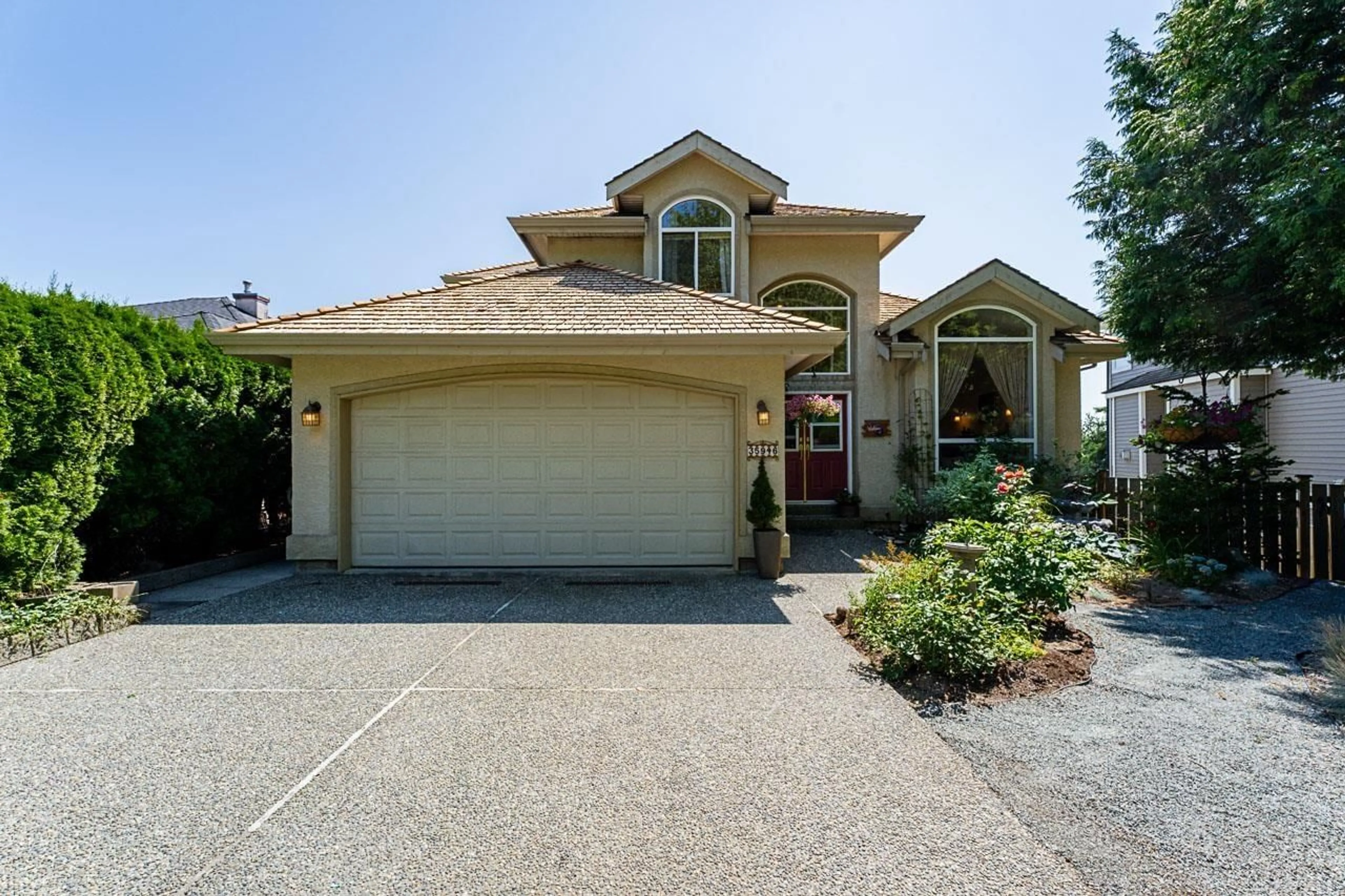 Home with vinyl exterior material, street for 35946 REGAL, Abbotsford British Columbia V3G1L3
