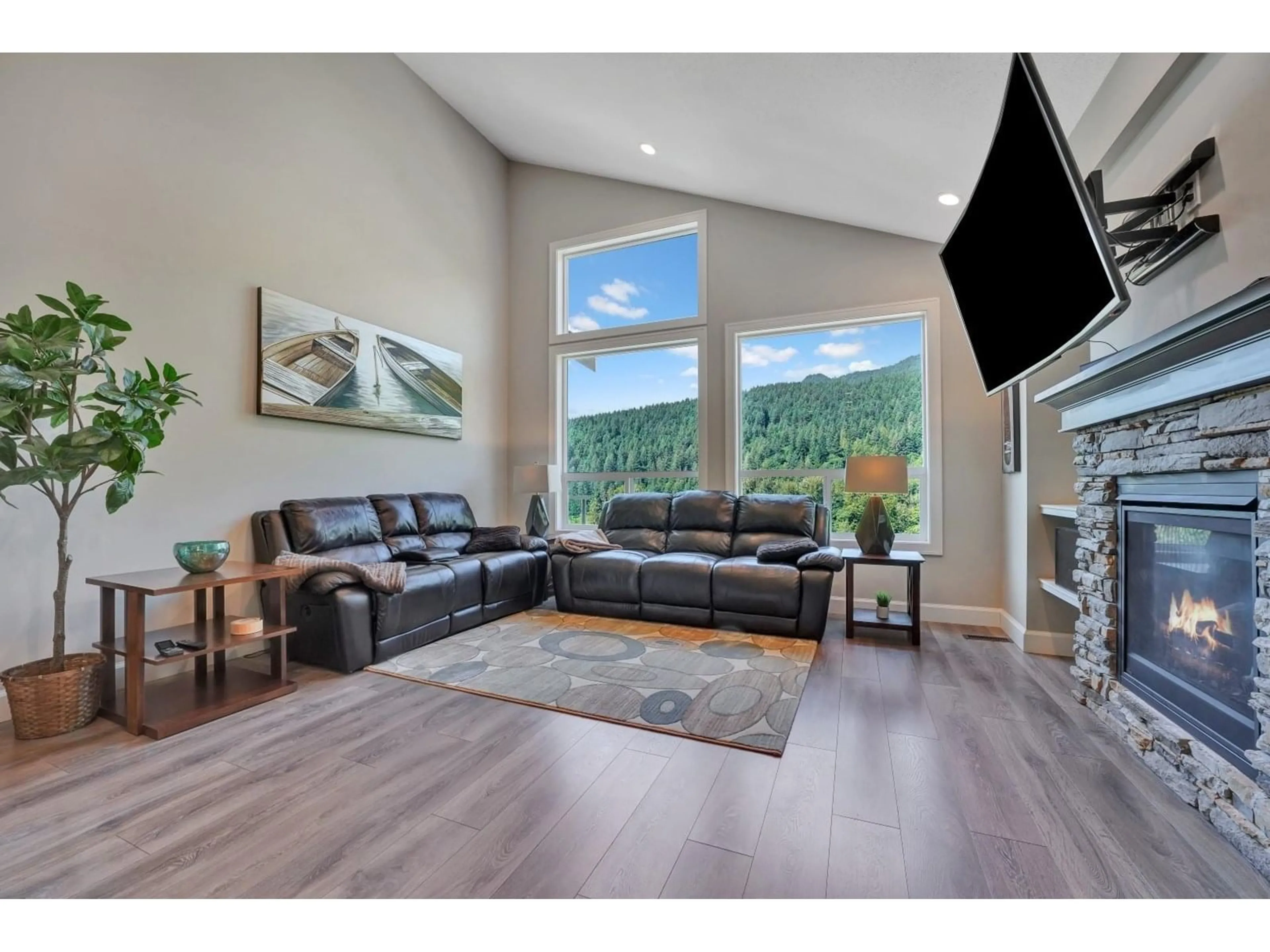 Living room with furniture, wood/laminate floor for 4 - 1911 WOODSIDE BOULEVARD, Agassiz British Columbia V0M1A1