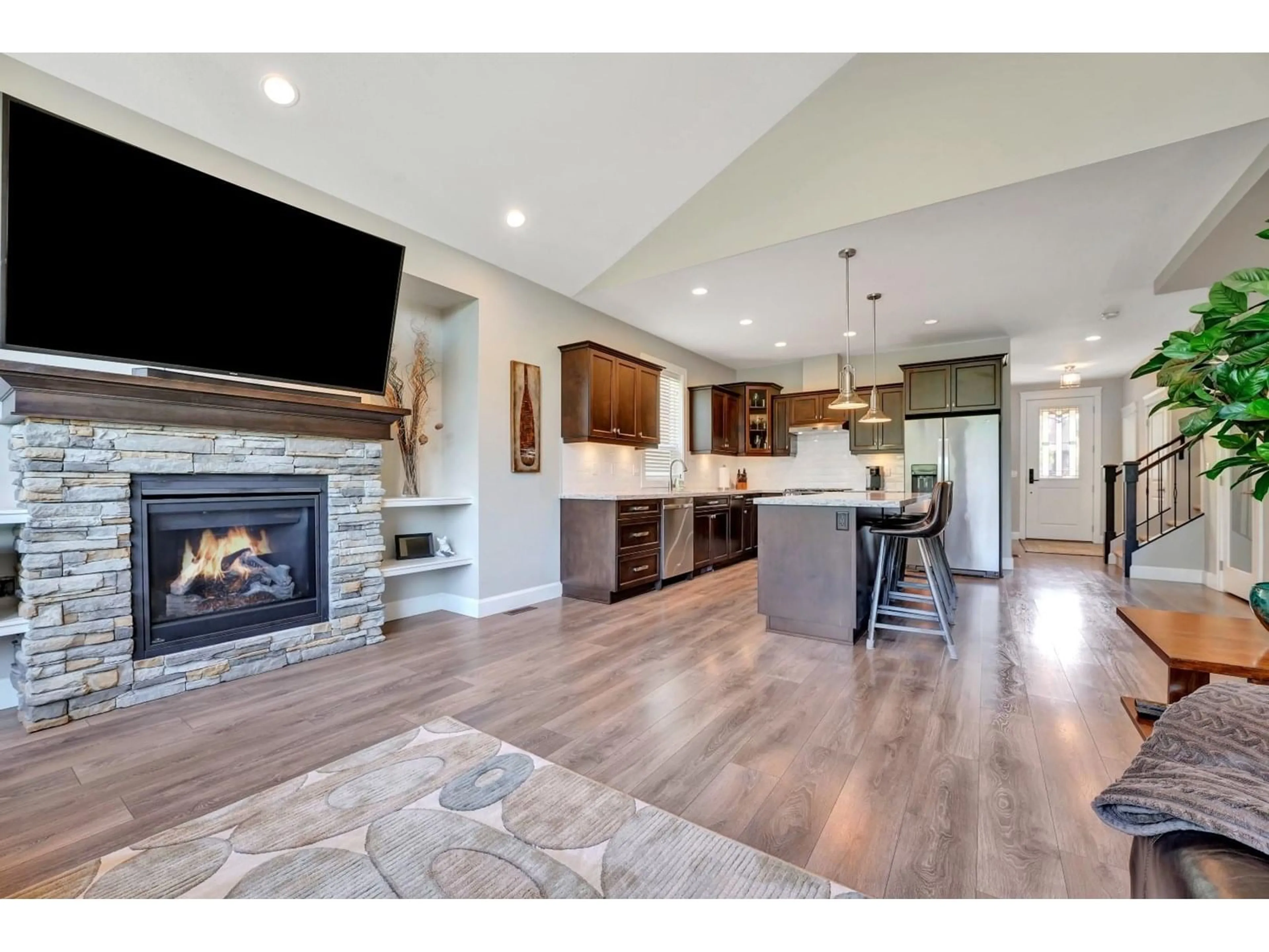 Open concept kitchen, wood/laminate floor for 4 - 1911 WOODSIDE BOULEVARD, Agassiz British Columbia V0M1A1