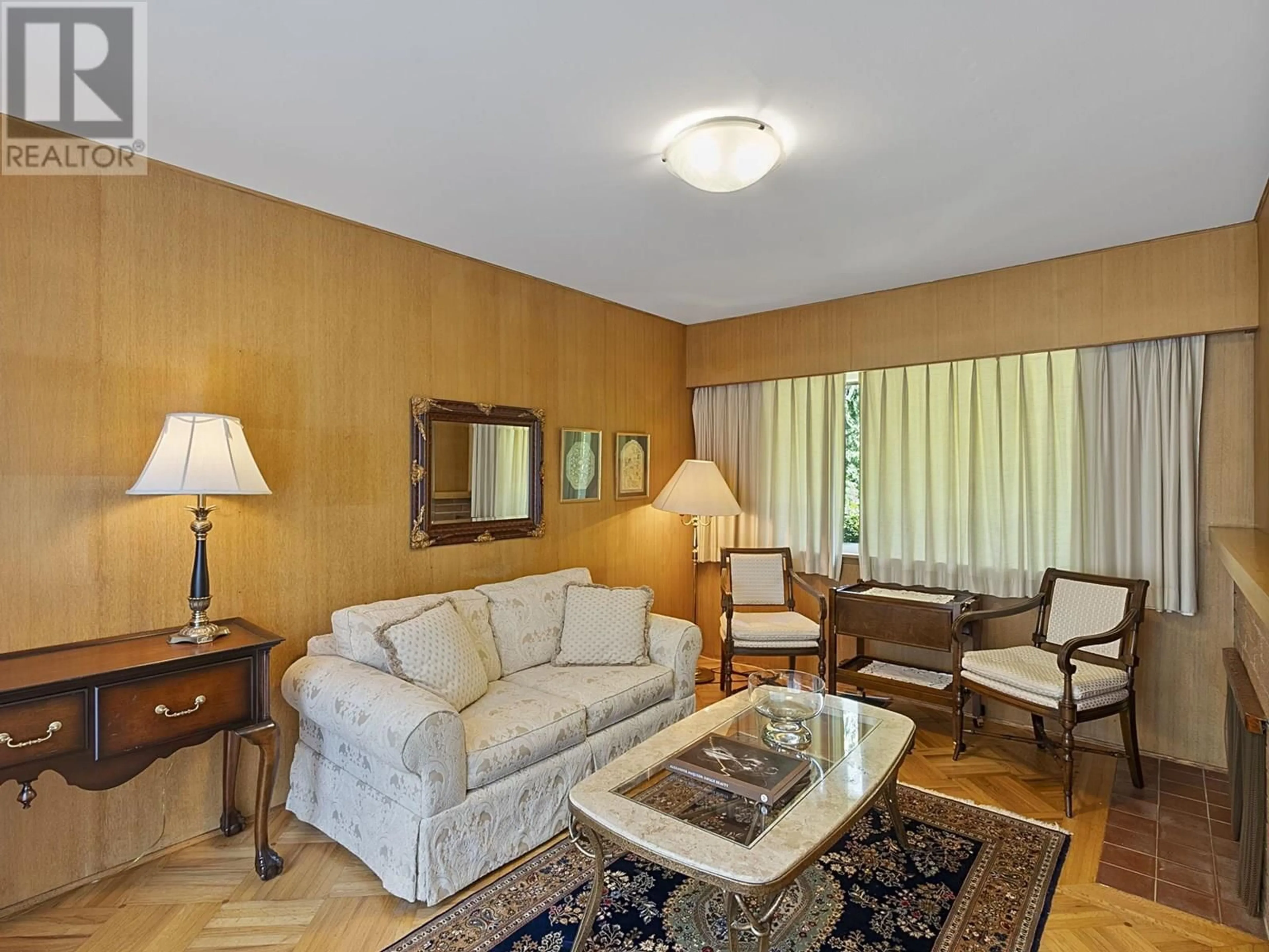 Living room with furniture, wood/laminate floor for 475 SOUTHBOROUGH DRIVE, West Vancouver British Columbia V7S1M4