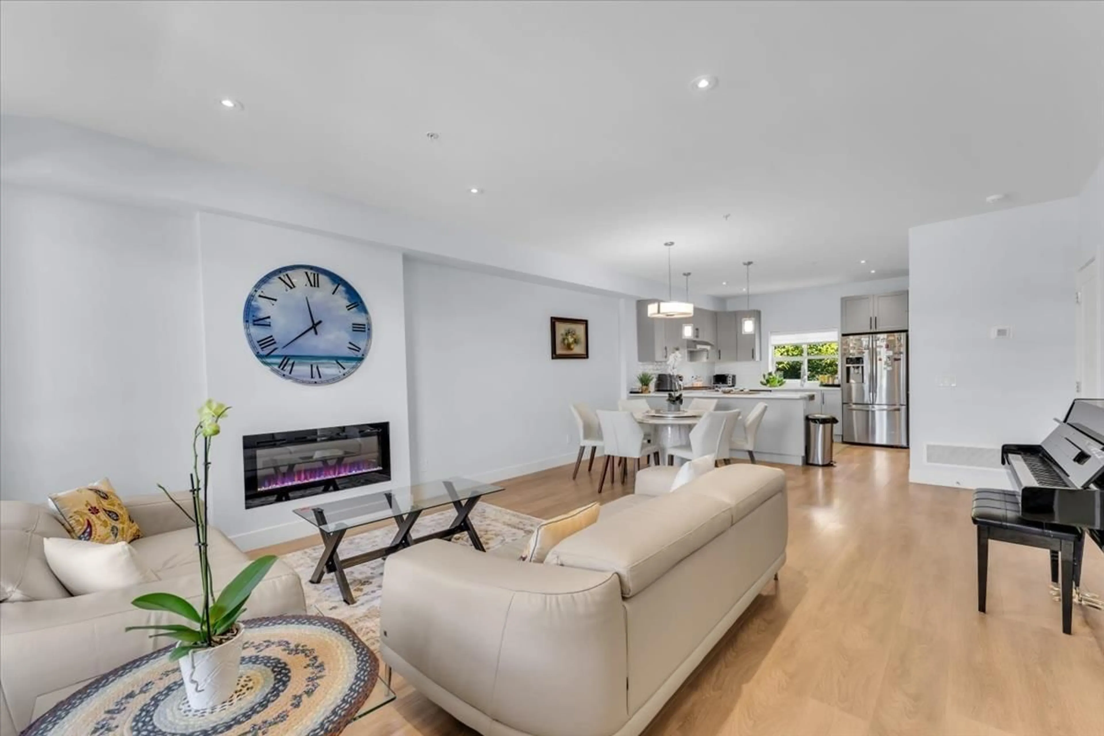 Living room with furniture, unknown for 20482 78, Langley British Columbia V2Y4K3
