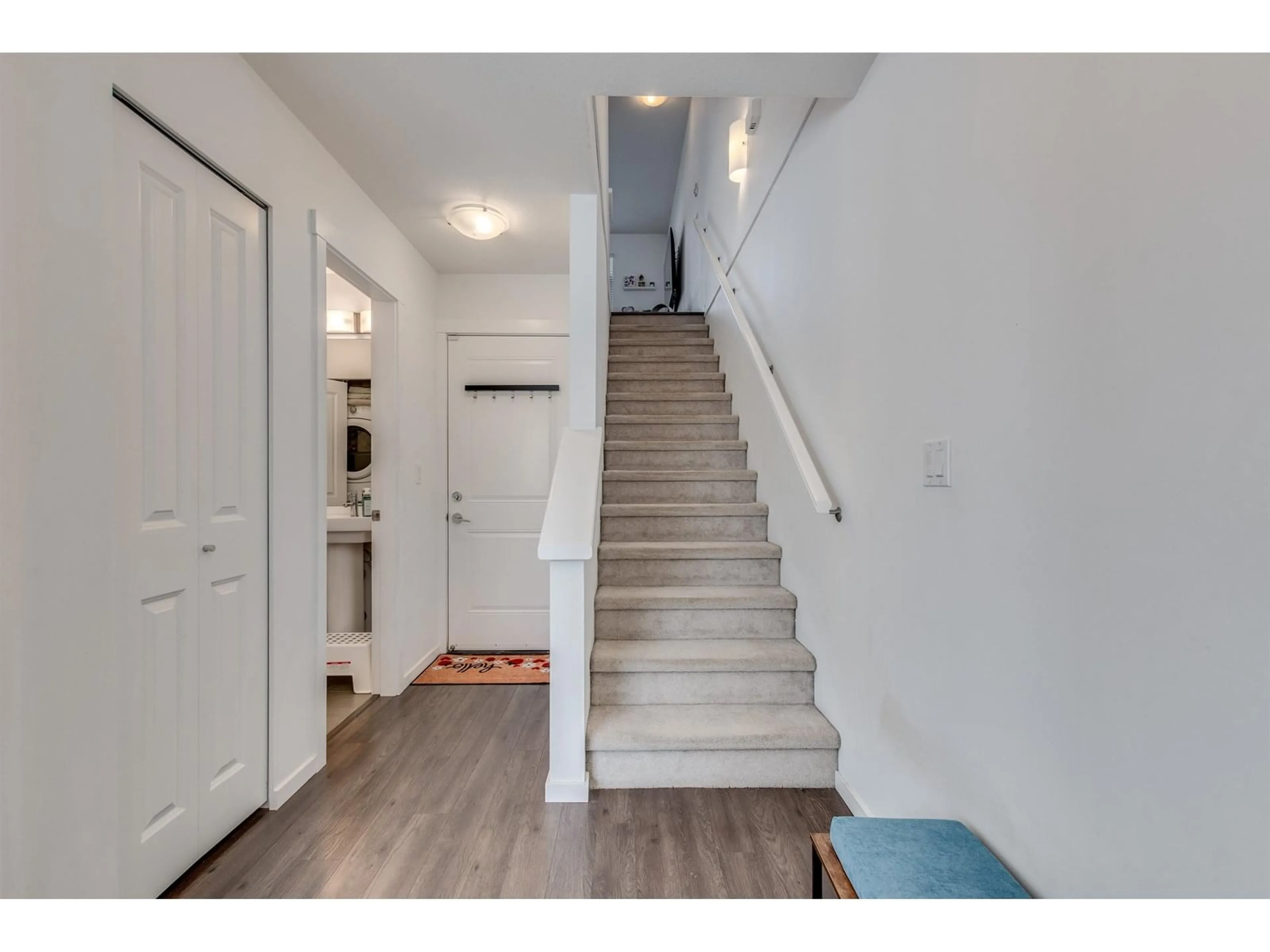 Indoor entryway for 5 - 14955 60, Surrey British Columbia V3S1R8