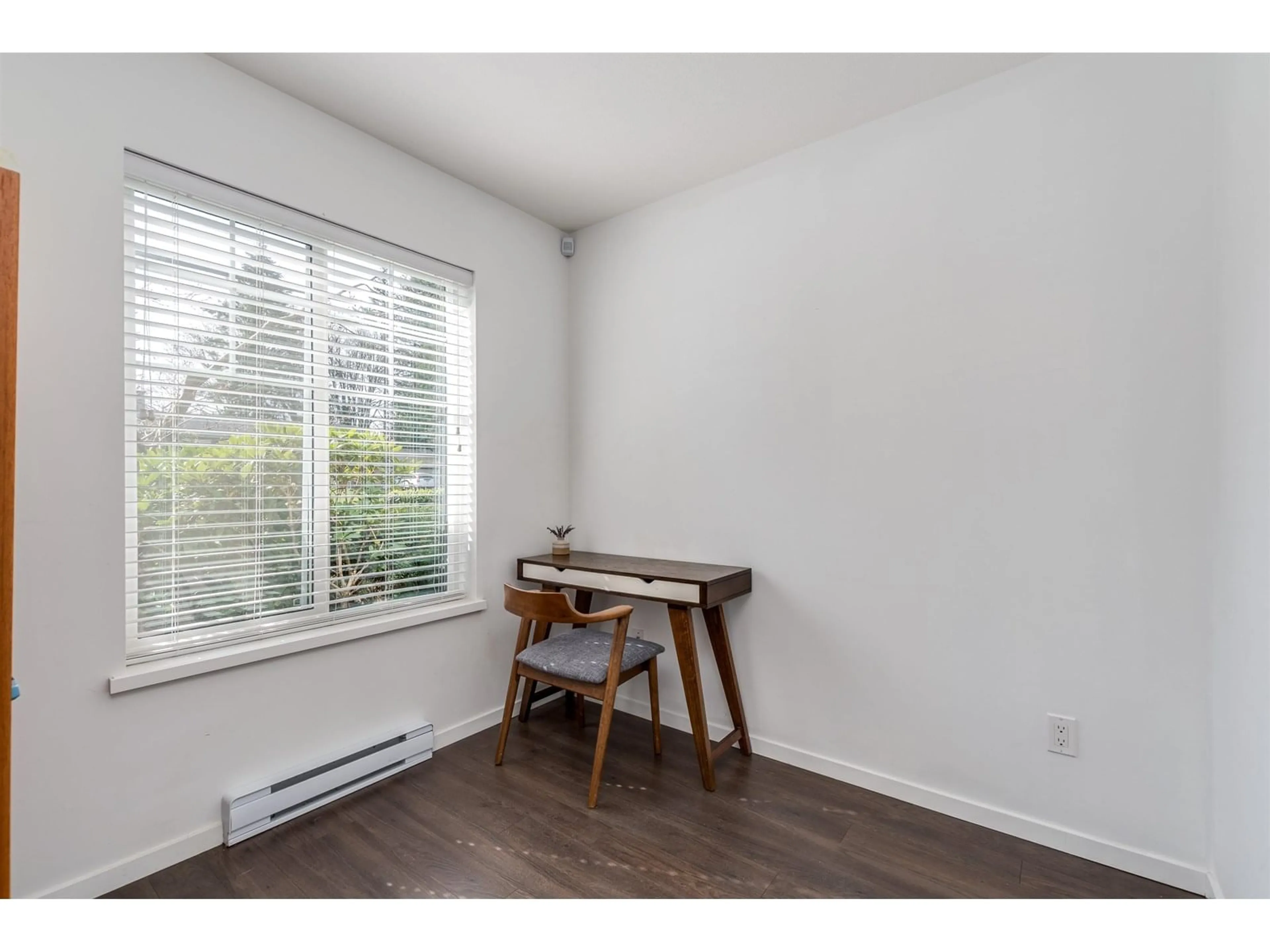 A pic of a room for 5 - 14955 60, Surrey British Columbia V3S1R8