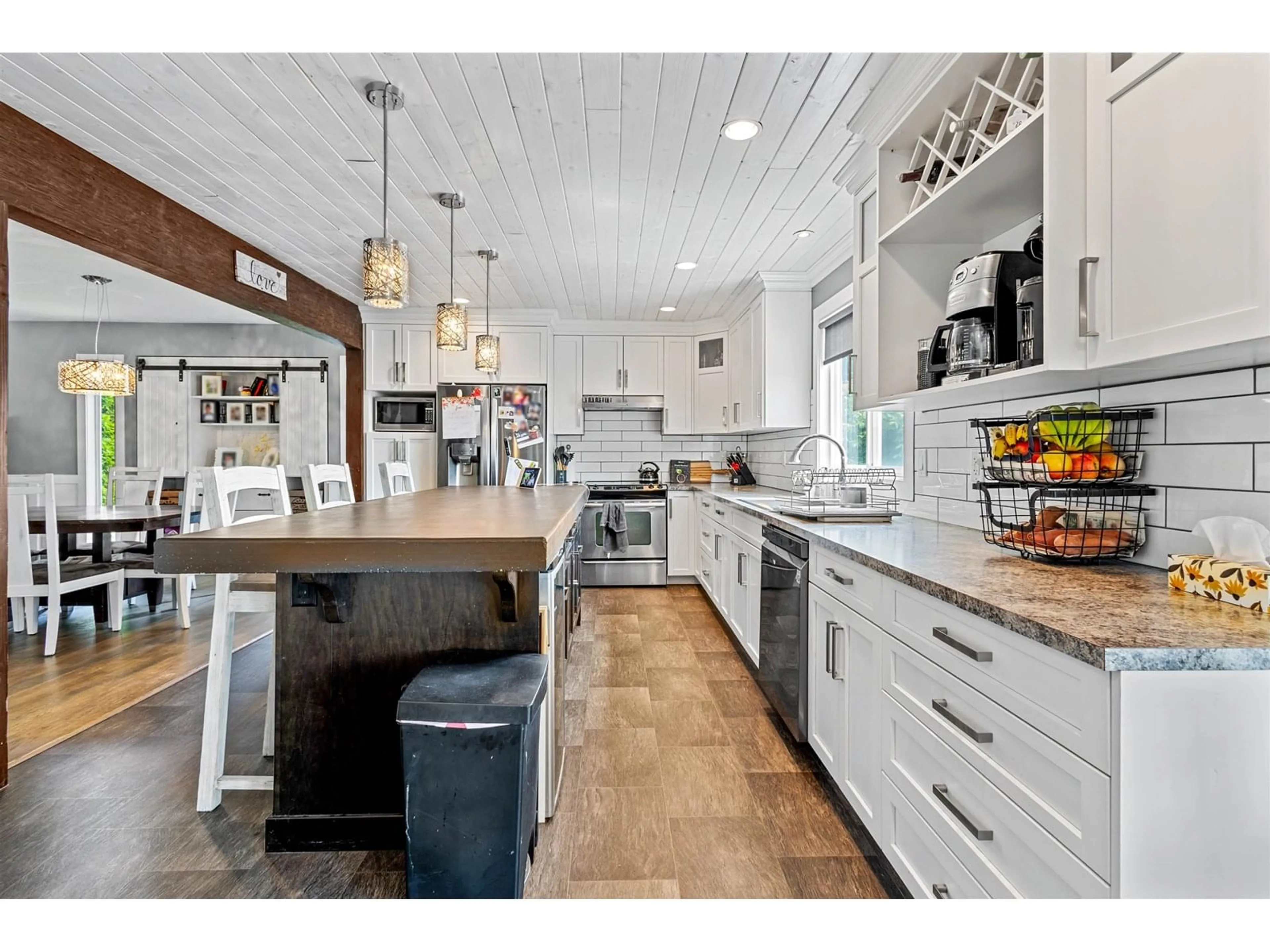 Open concept kitchen, unknown for 2300 MOUNTAIN, Abbotsford British Columbia V3G1E6