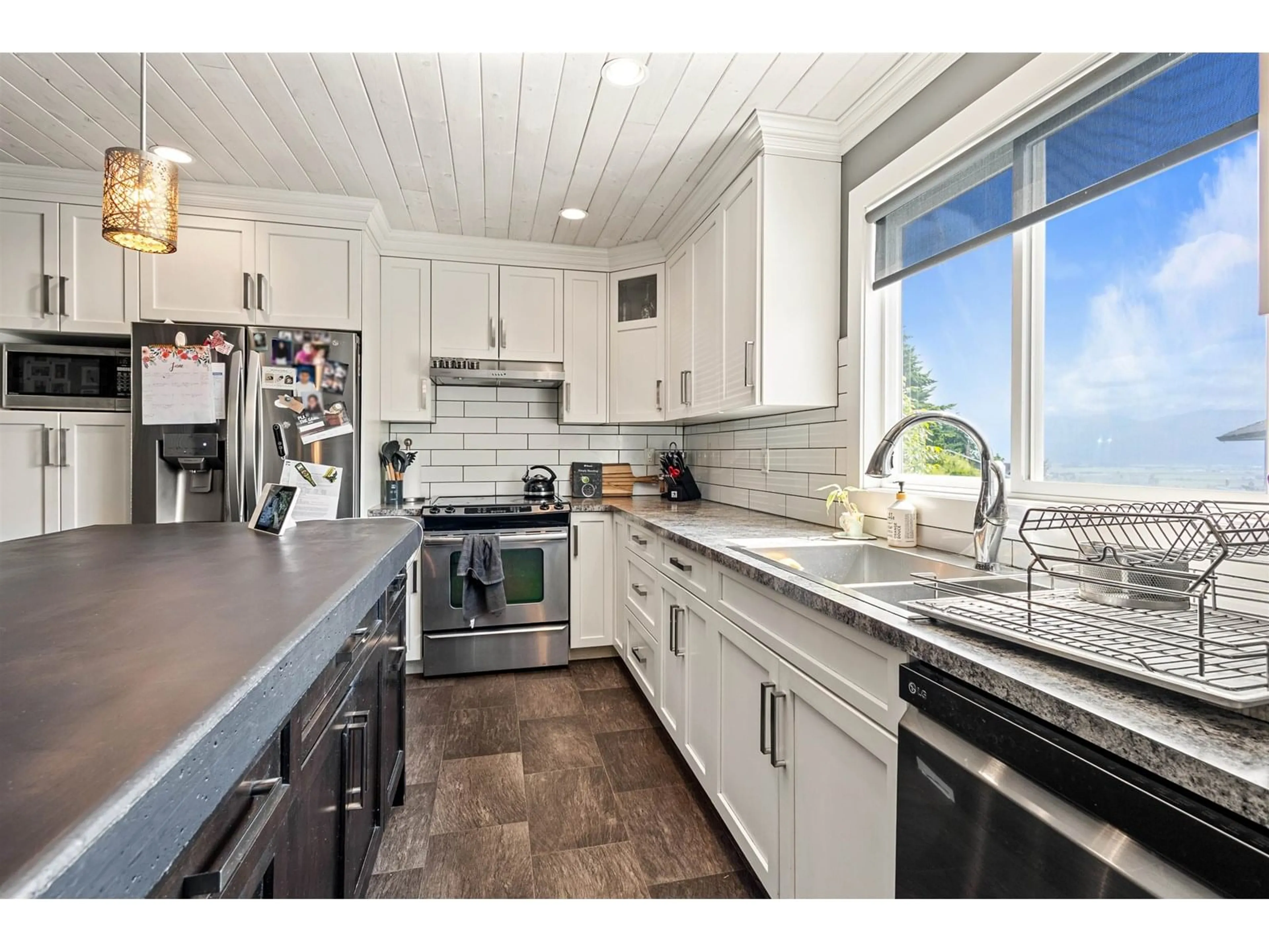 Open concept kitchen, unknown for 2300 MOUNTAIN, Abbotsford British Columbia V3G1E6