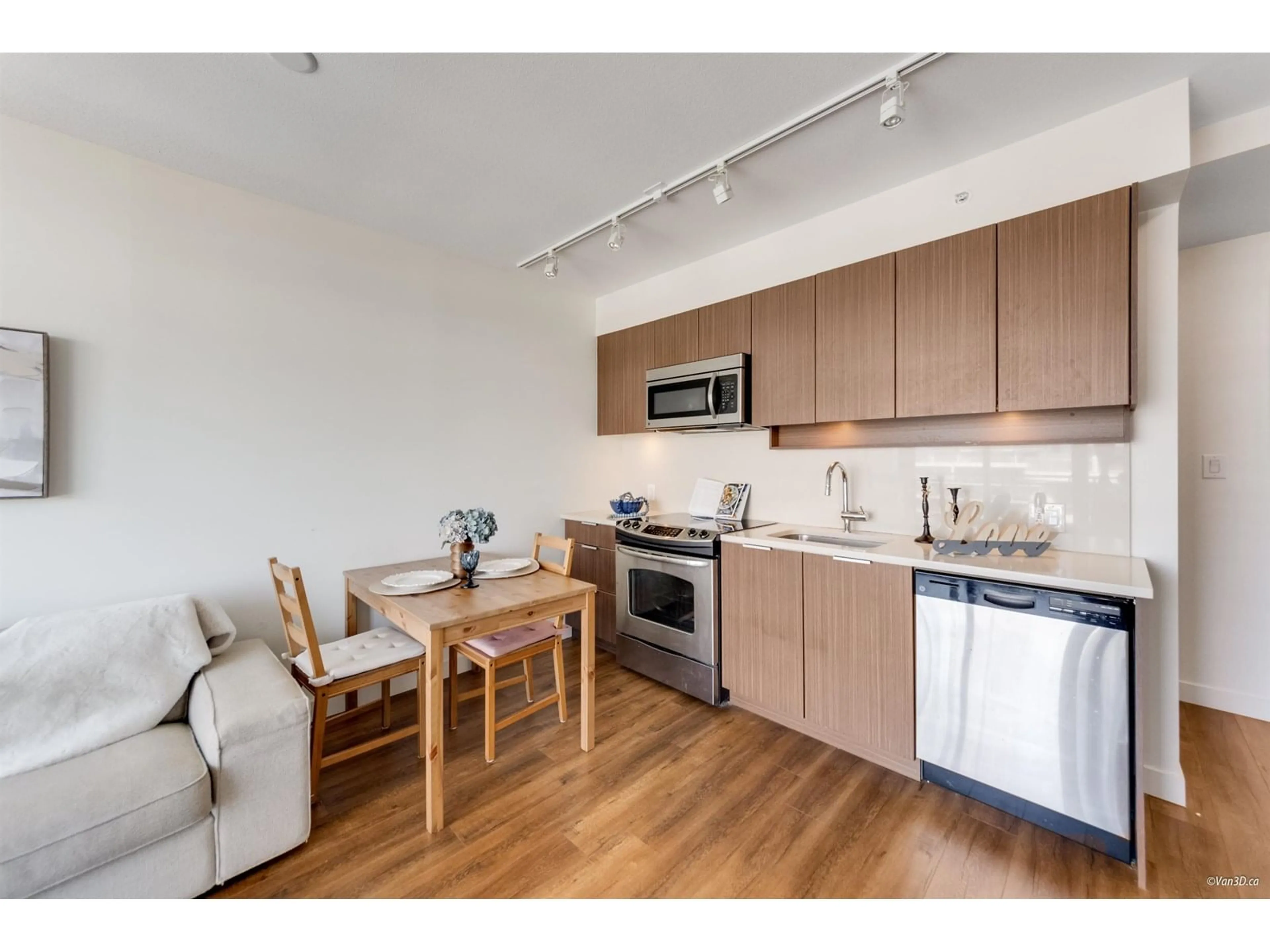 Standard kitchen, wood/laminate floor for 2502 - 13308 CENTRAL, Surrey British Columbia V3T0M4