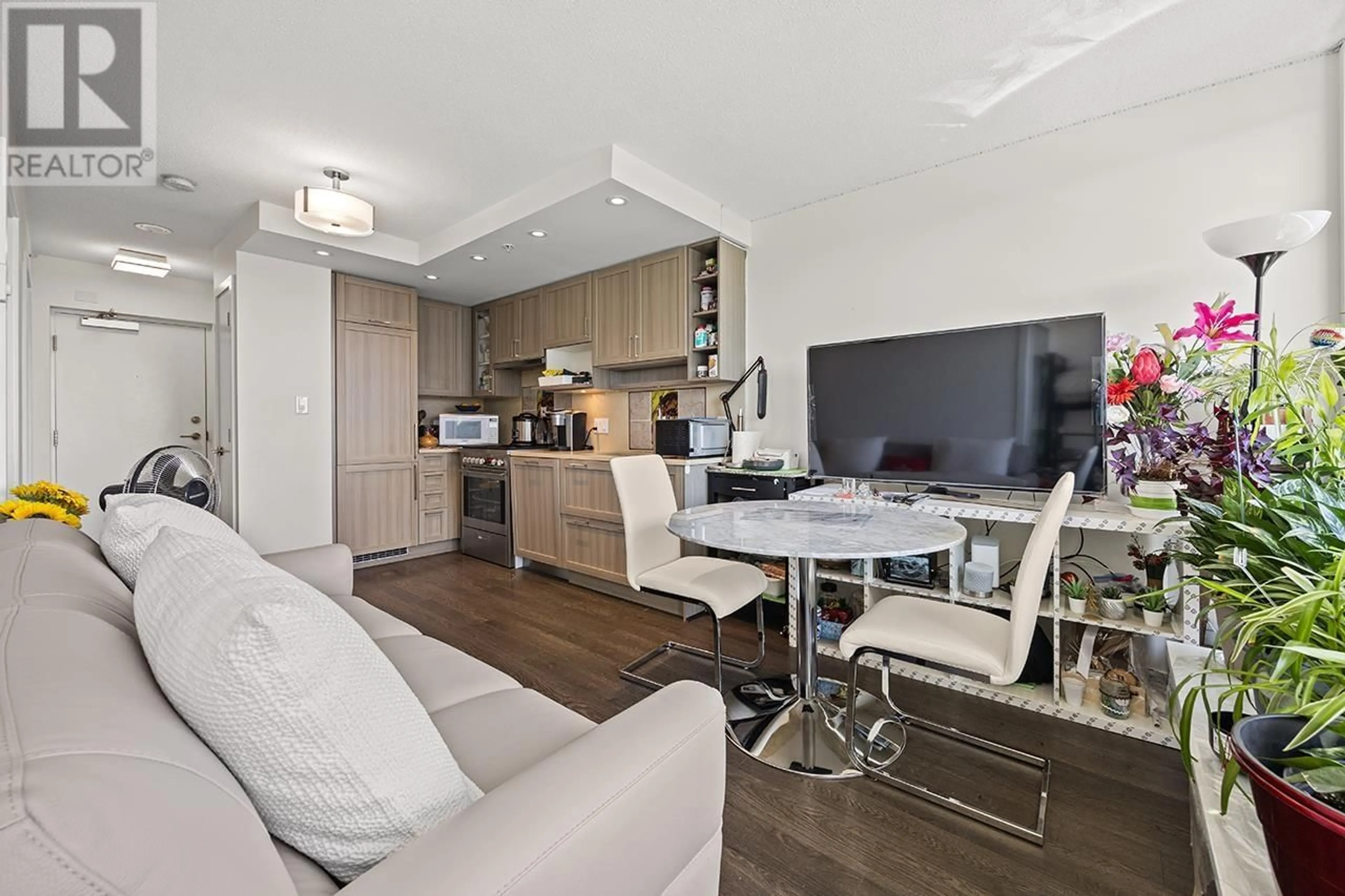 Living room with furniture, wood/laminate floor for 2606 - 5665 BOUNDARY ROAD, Vancouver British Columbia V5R0E4