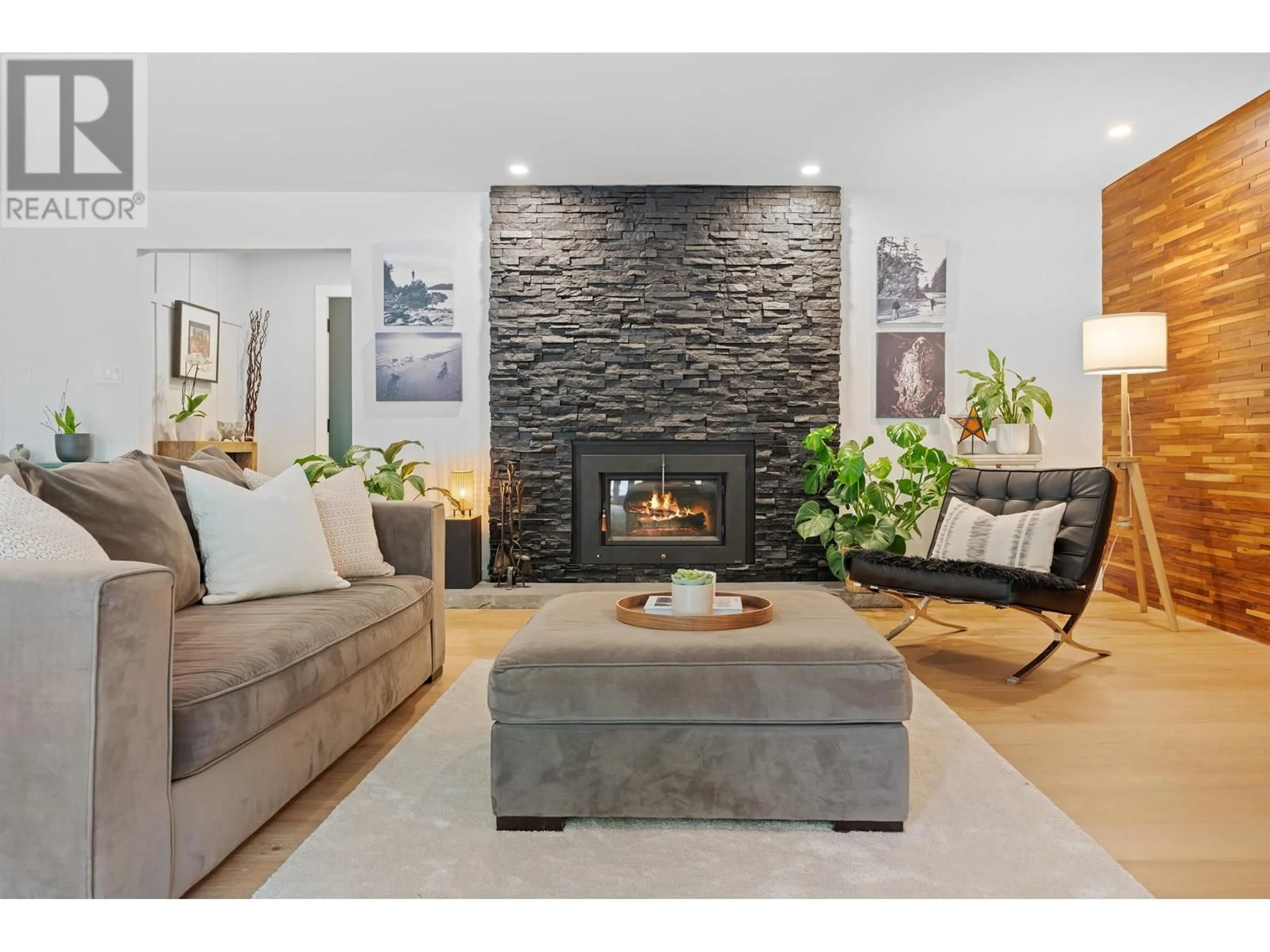 Living room with furniture, unknown for 40372 SKYLINE DRIVE, Squamish British Columbia V0N1T0