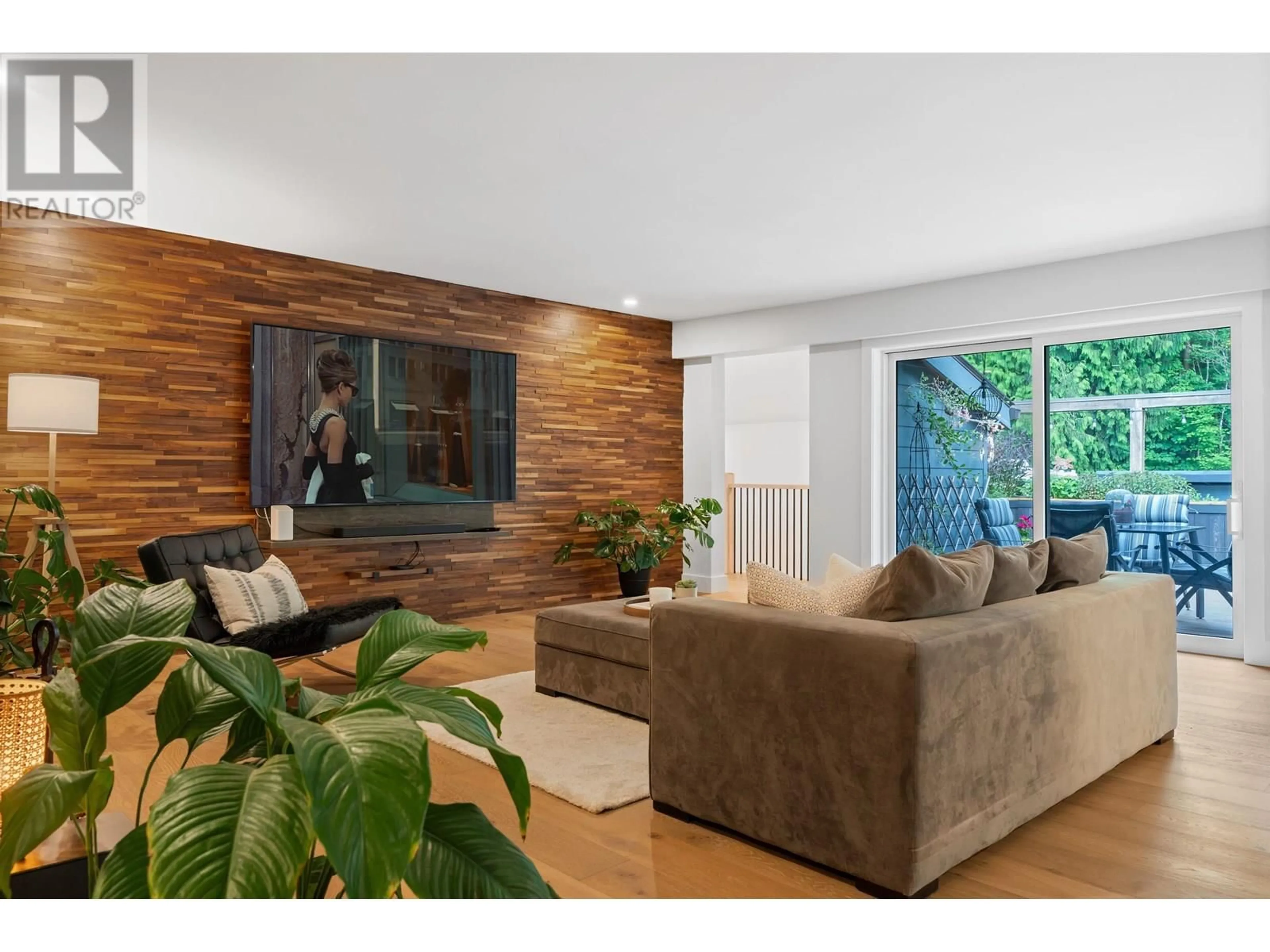 Living room with furniture, wood/laminate floor for 40372 SKYLINE DRIVE, Squamish British Columbia V0N1T0