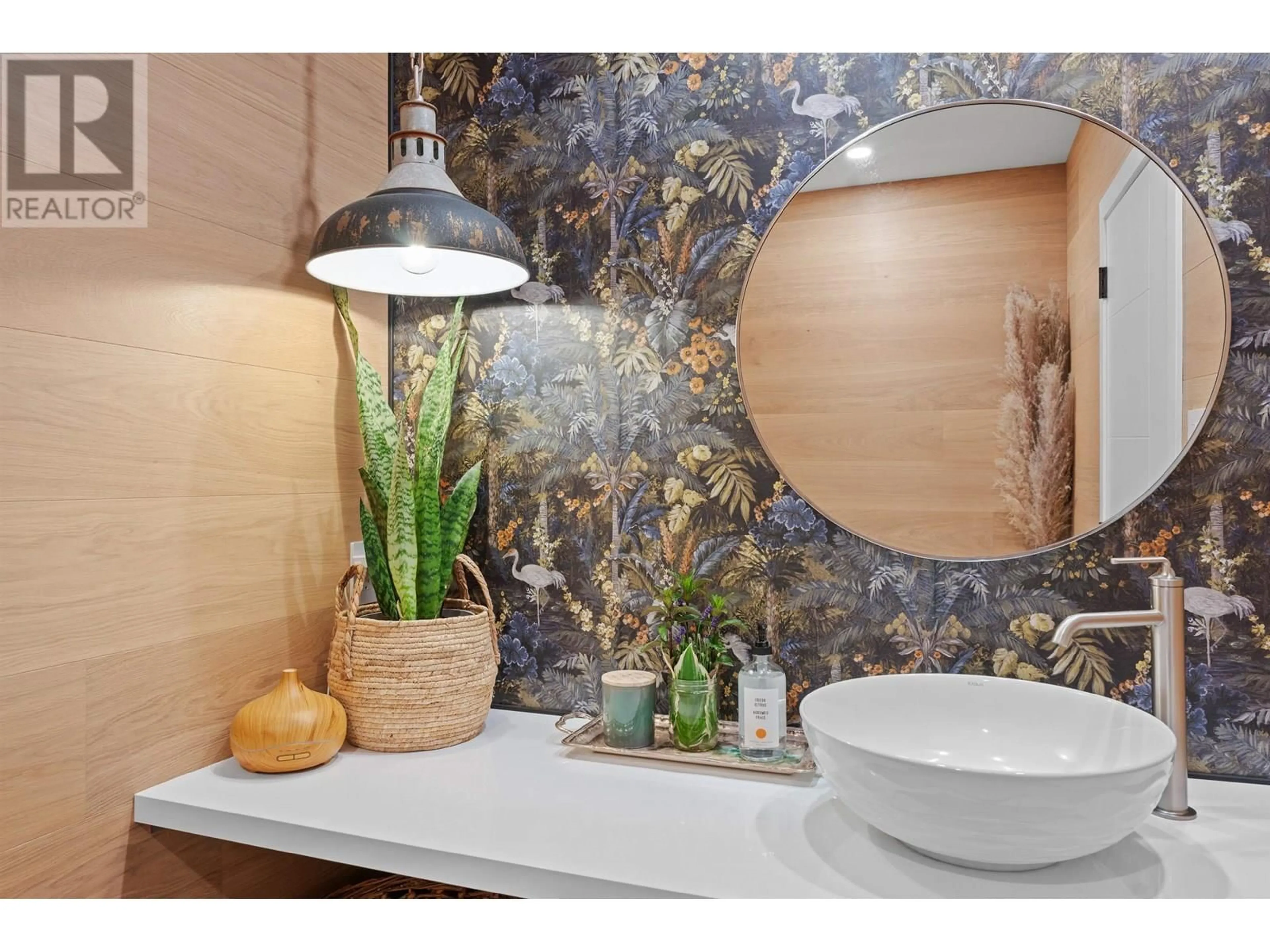 Contemporary bathroom, ceramic/tile floor for 40372 SKYLINE DRIVE, Squamish British Columbia V0N1T0