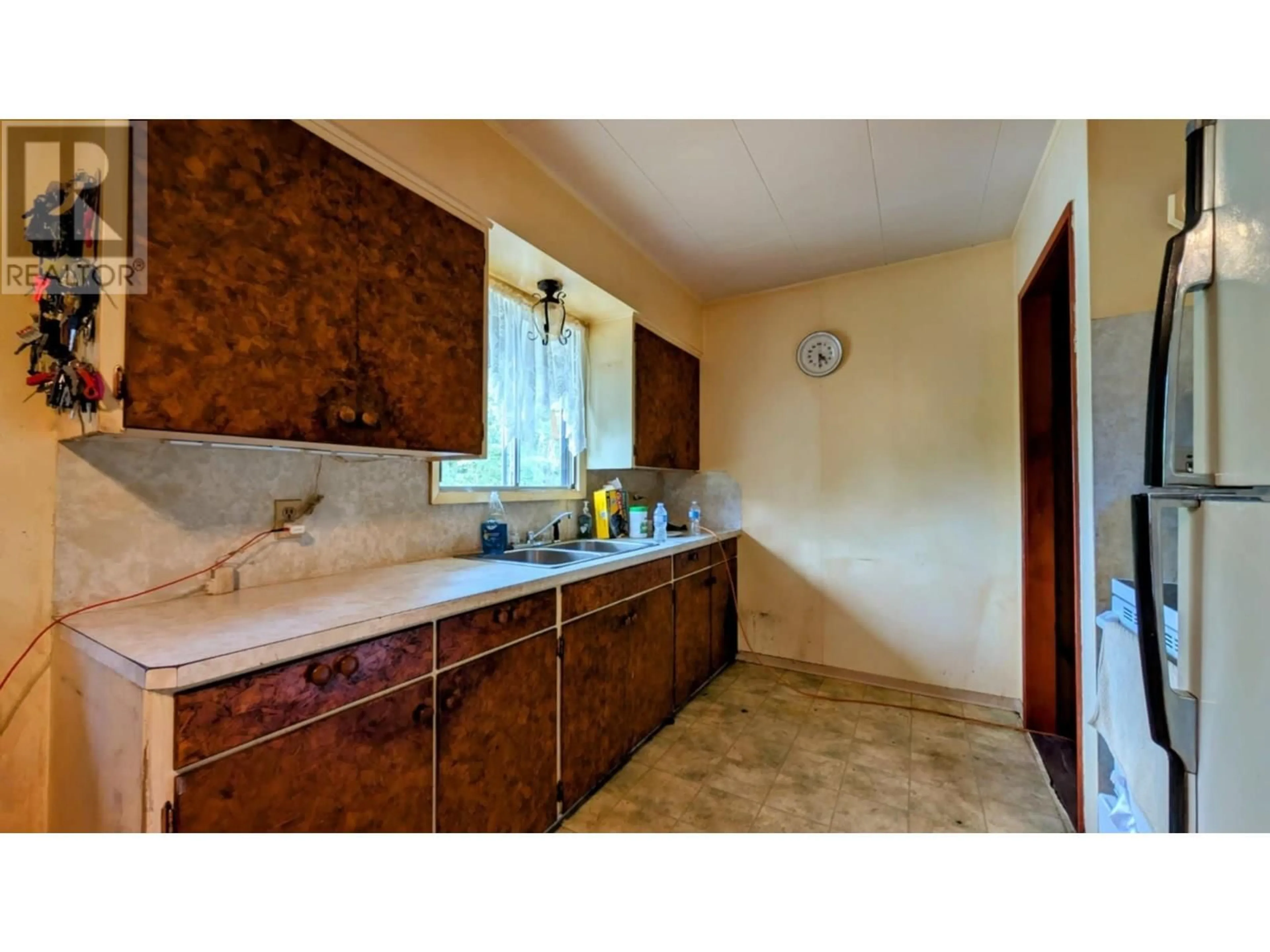 Standard kitchen, ceramic/tile floor for 7285 90 MILE LOOP ROAD, Lone Butte British Columbia V0K2E2
