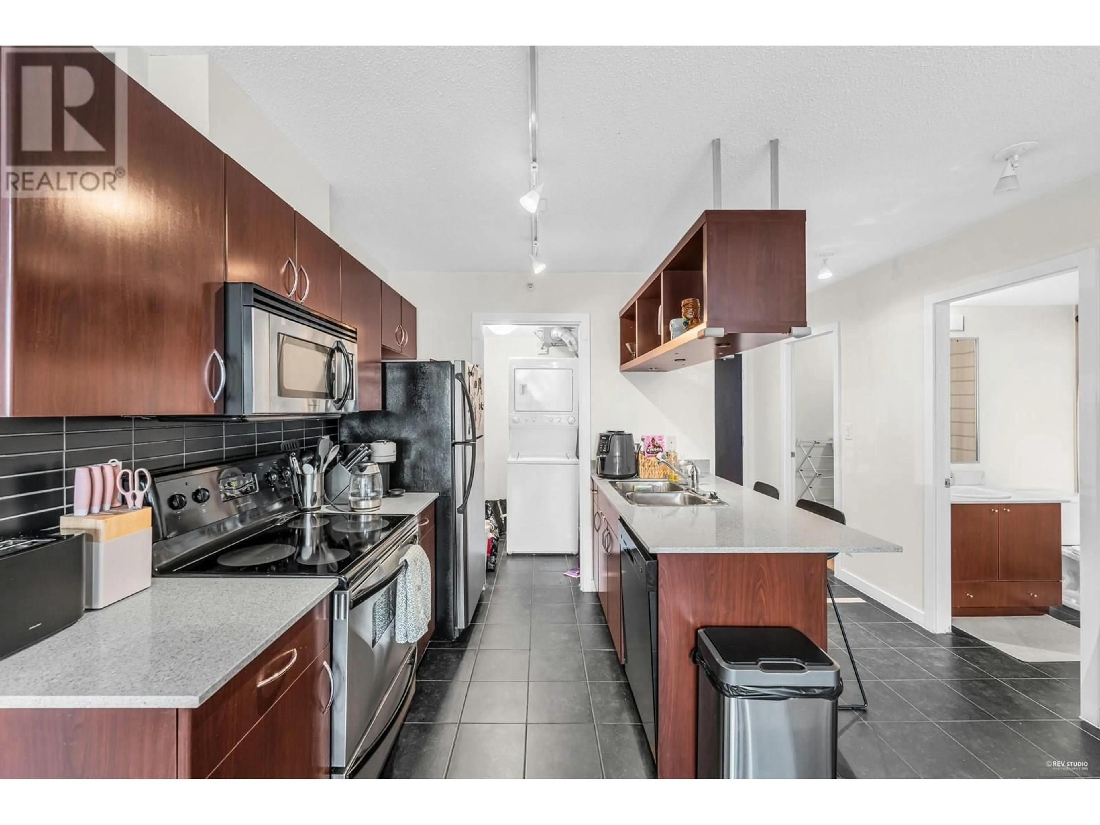 Standard kitchen, ceramic/tile floor for 1609 - 938 SMITHE STREET, Vancouver British Columbia V6Z3H8
