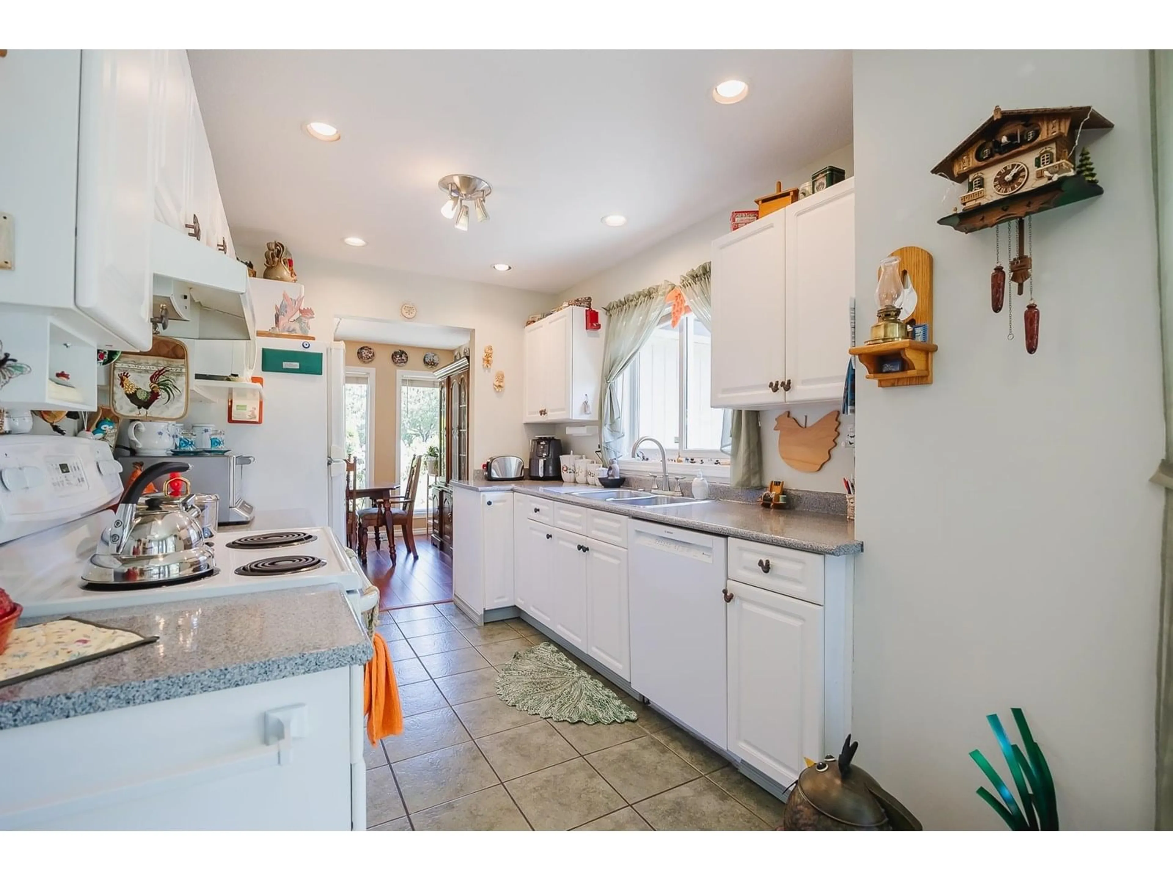 Open concept kitchen, ceramic/tile floor for 10 - 16180 86, Surrey British Columbia V4N3J9